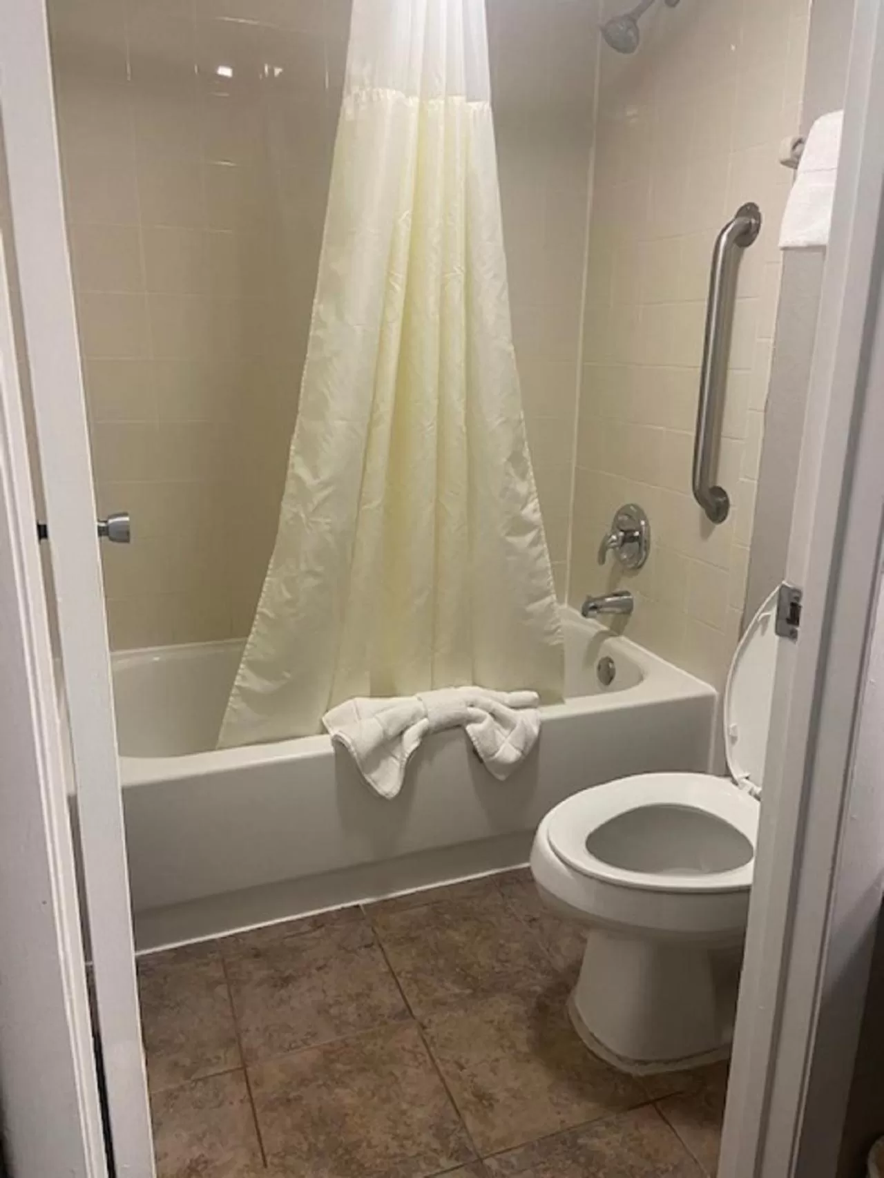 King Room with Roll in Shower - Mobility Accessible/Non-Smoking in Quality Inn near Blue Spring