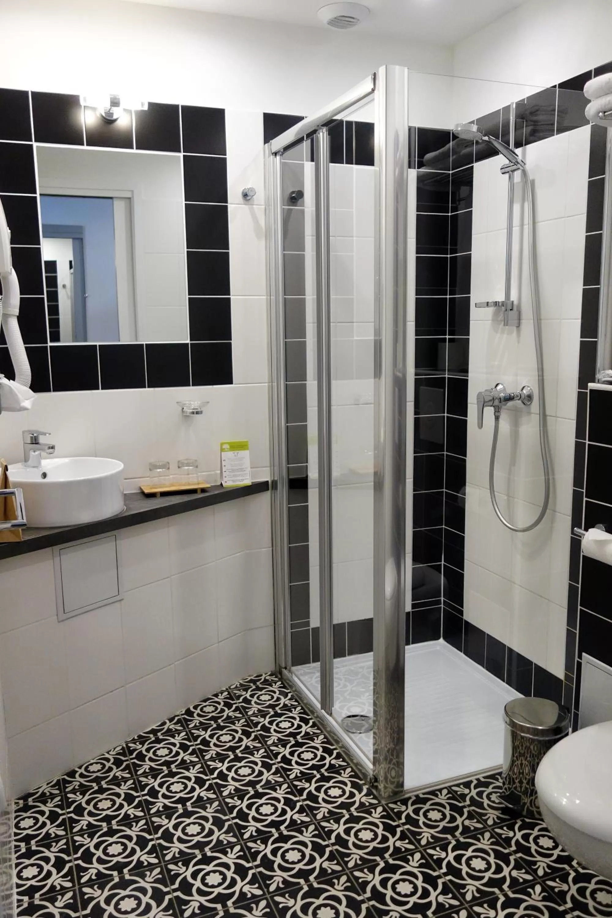 Bathroom in Hôtel Henri IV