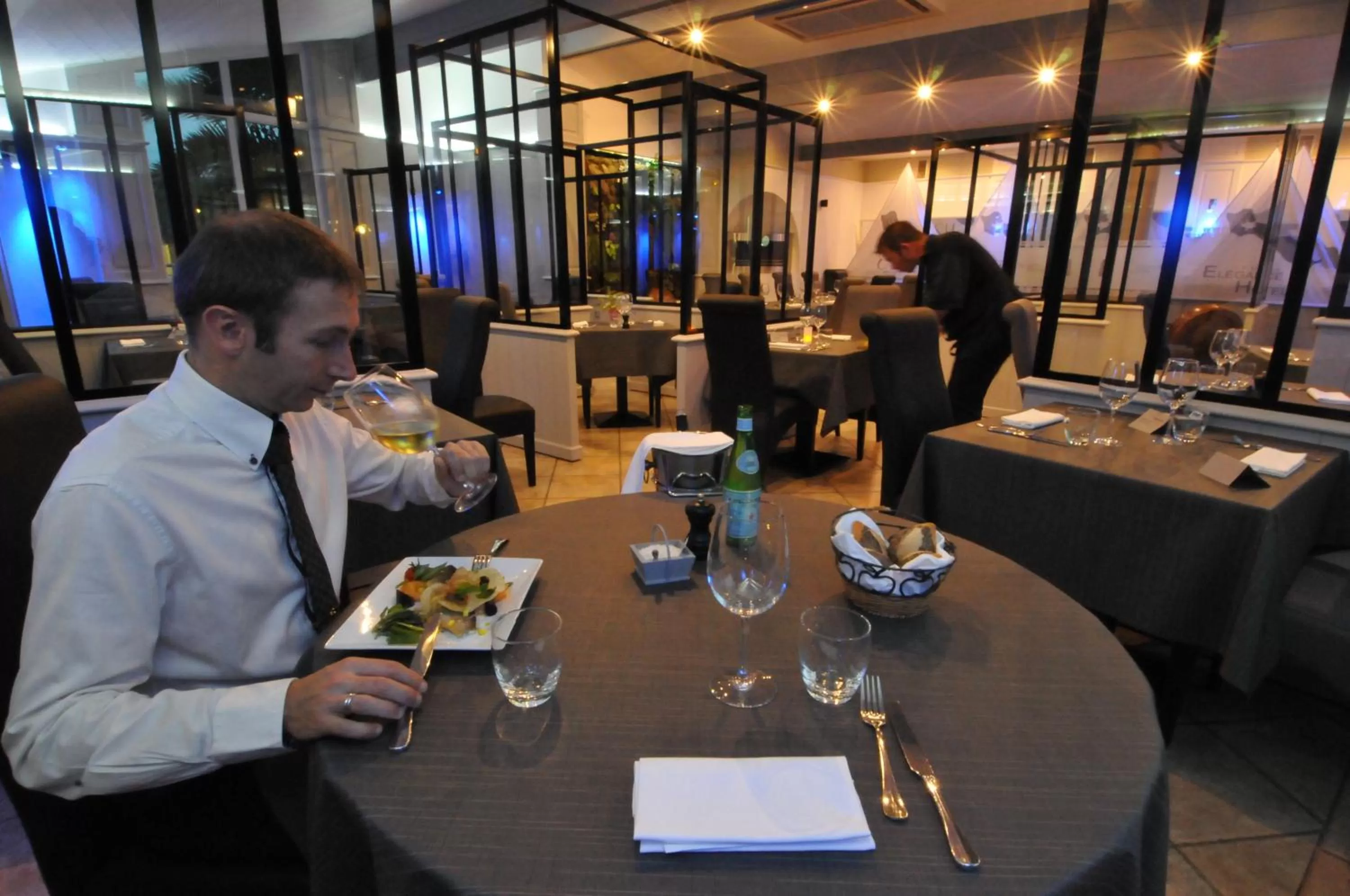 Restaurant/places to eat in Elégance Suites Hôtel