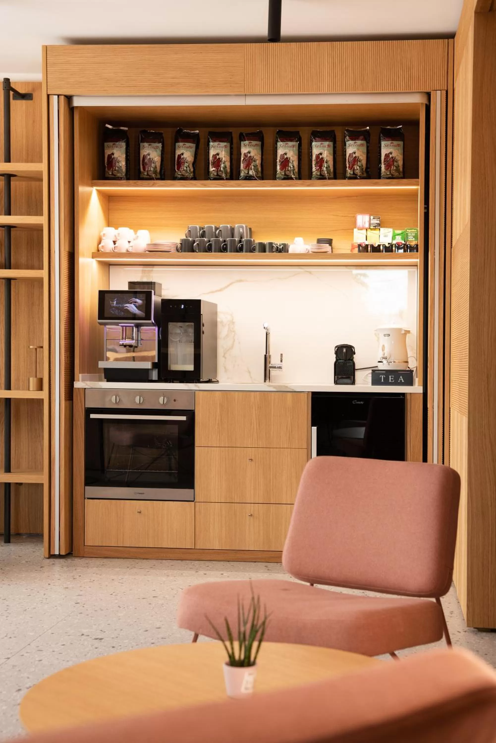 Coffee/tea facilities in Lisetta Gardens Boutique & Suites