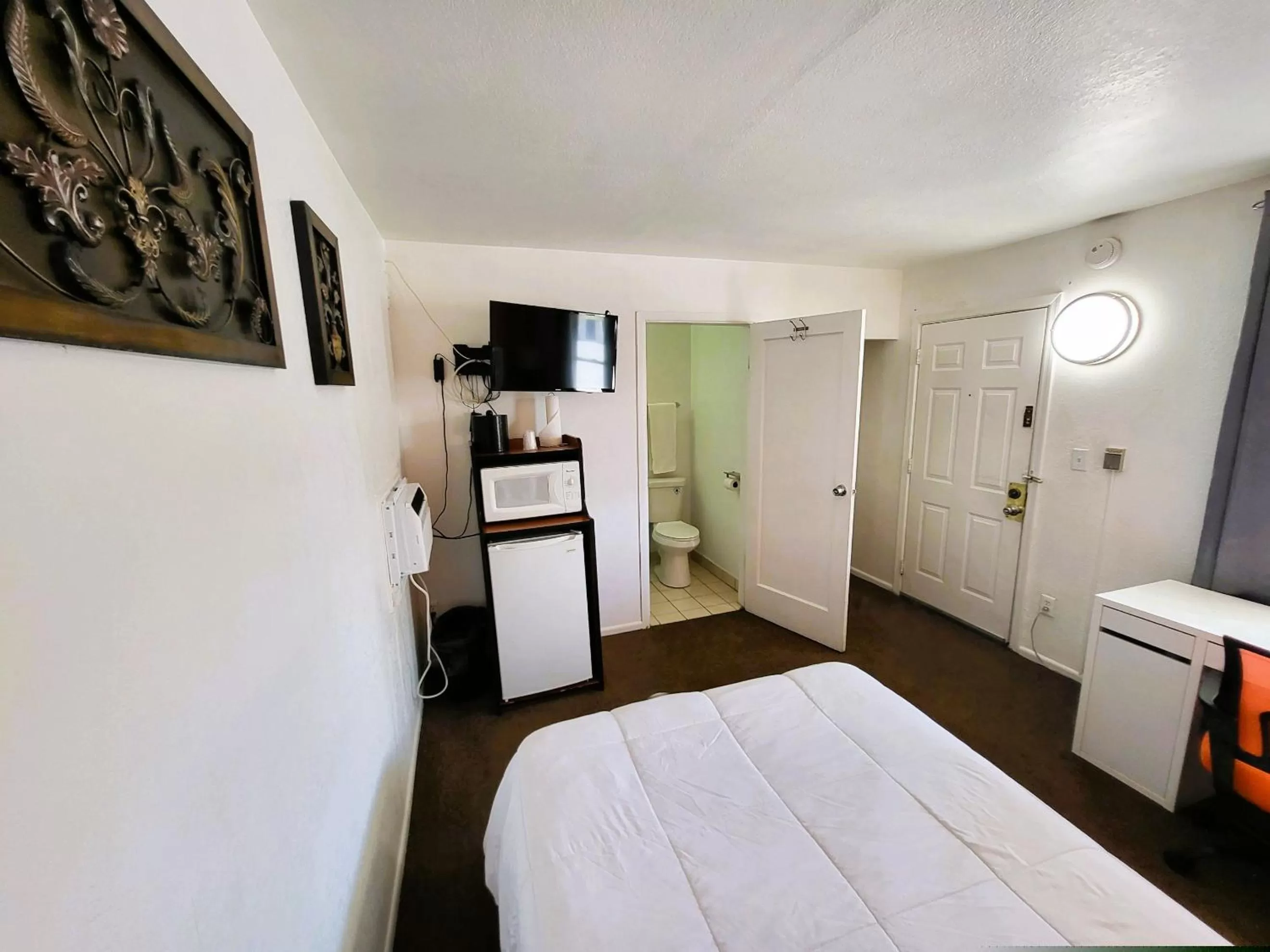 Toilet, Bed in Rose's Motel