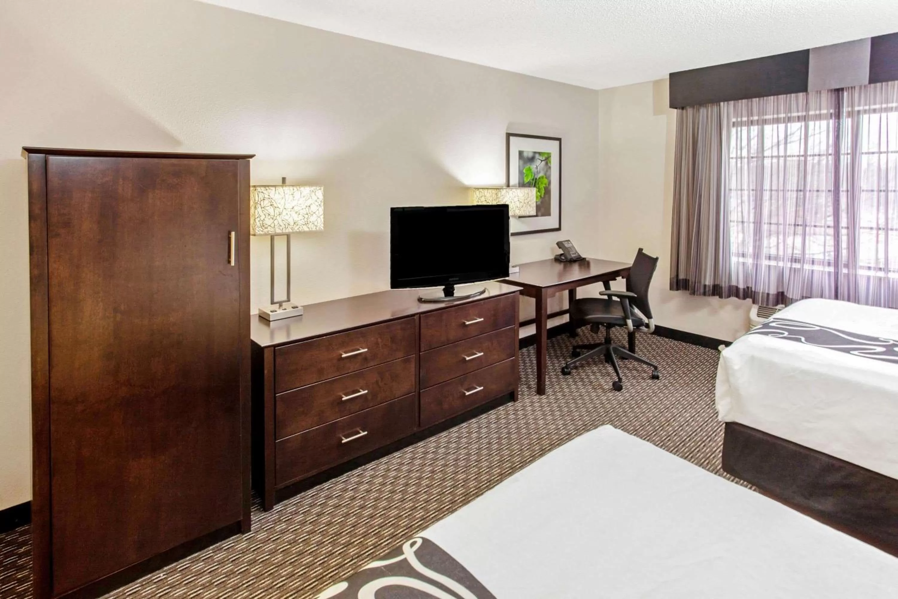 Photo of the whole room, Bed in La Quinta by Wyndham Milwaukee Delafield