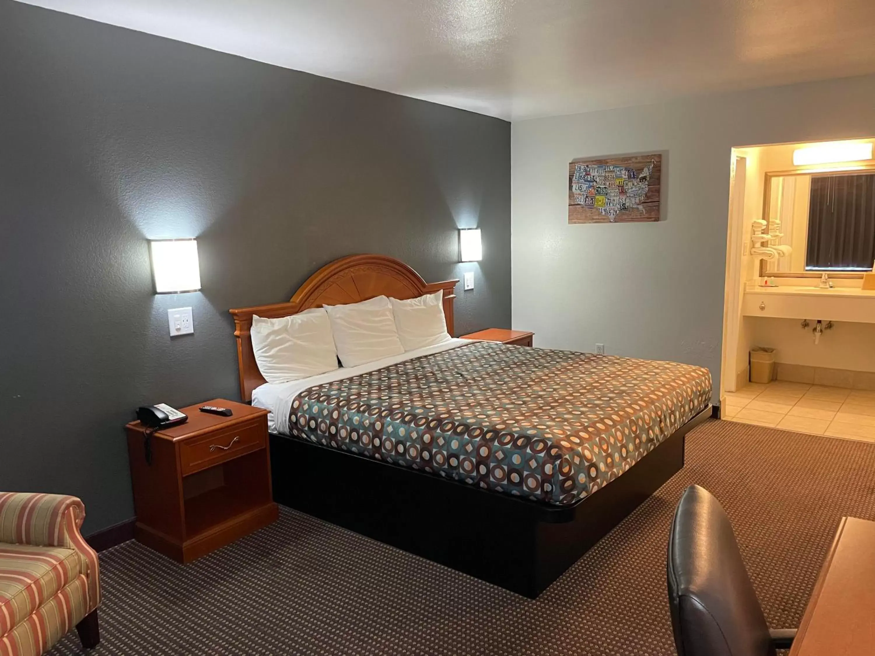 Standard King Room - single occupancy - Non-Smoking in Budget Inn Standard King Room - single occupancy - Non-Smoking in Budget Inn