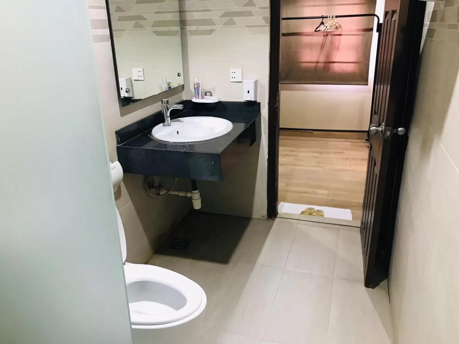 Shower in Hamsun Shahrah-e-Faisal