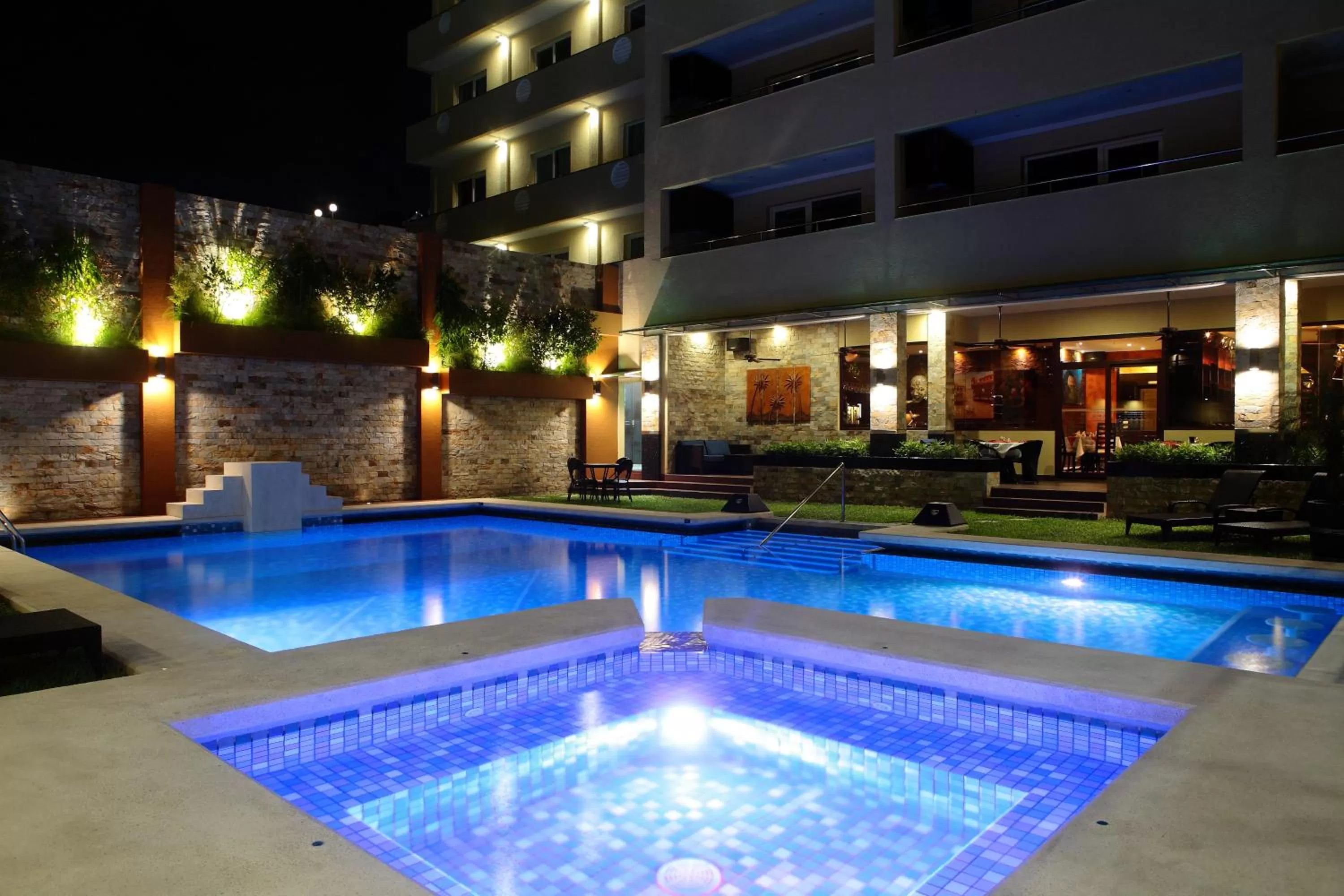 Swimming pool in Queens Hotel Angeles City