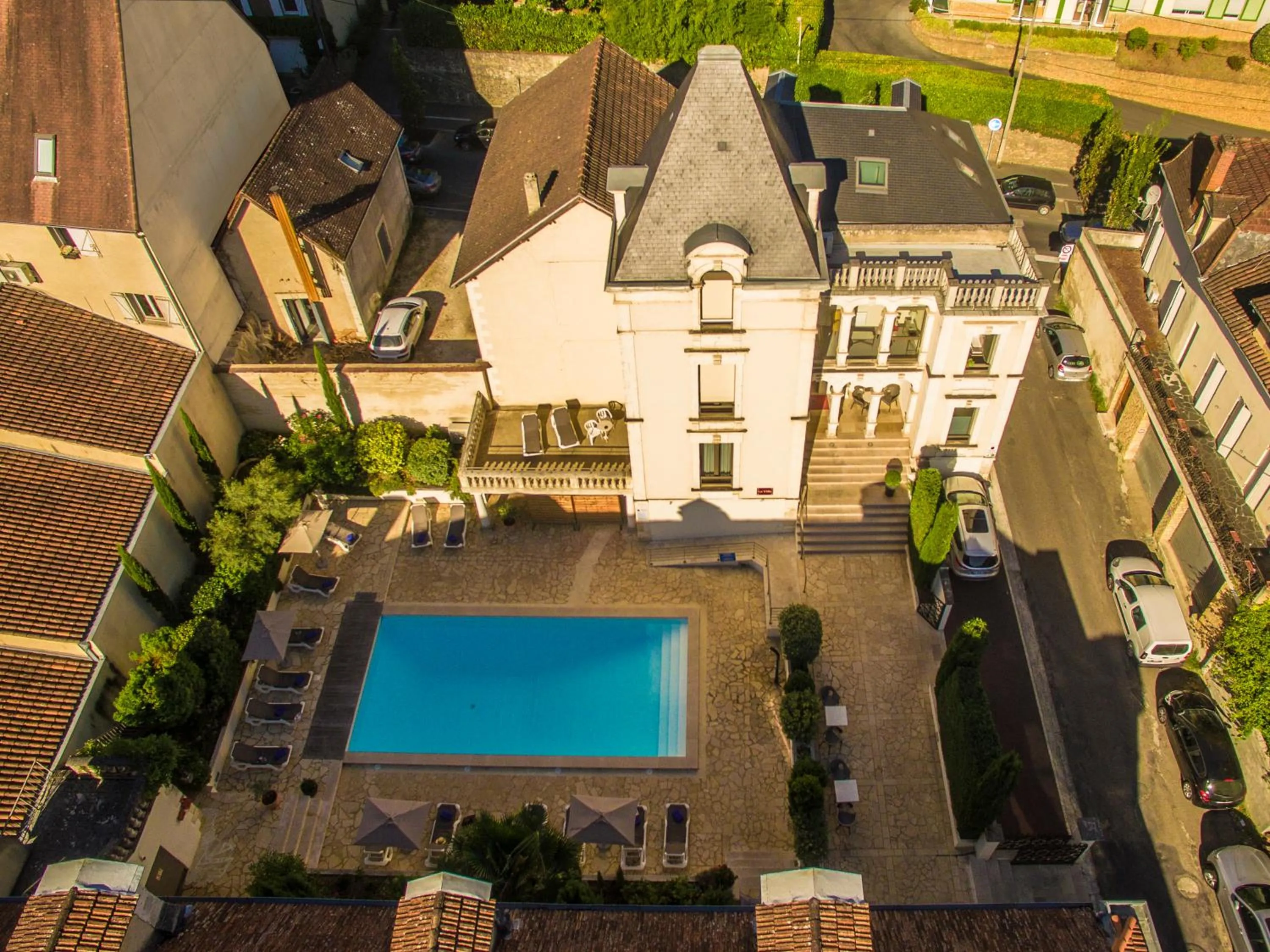 Property building in Hotel Le Renoir