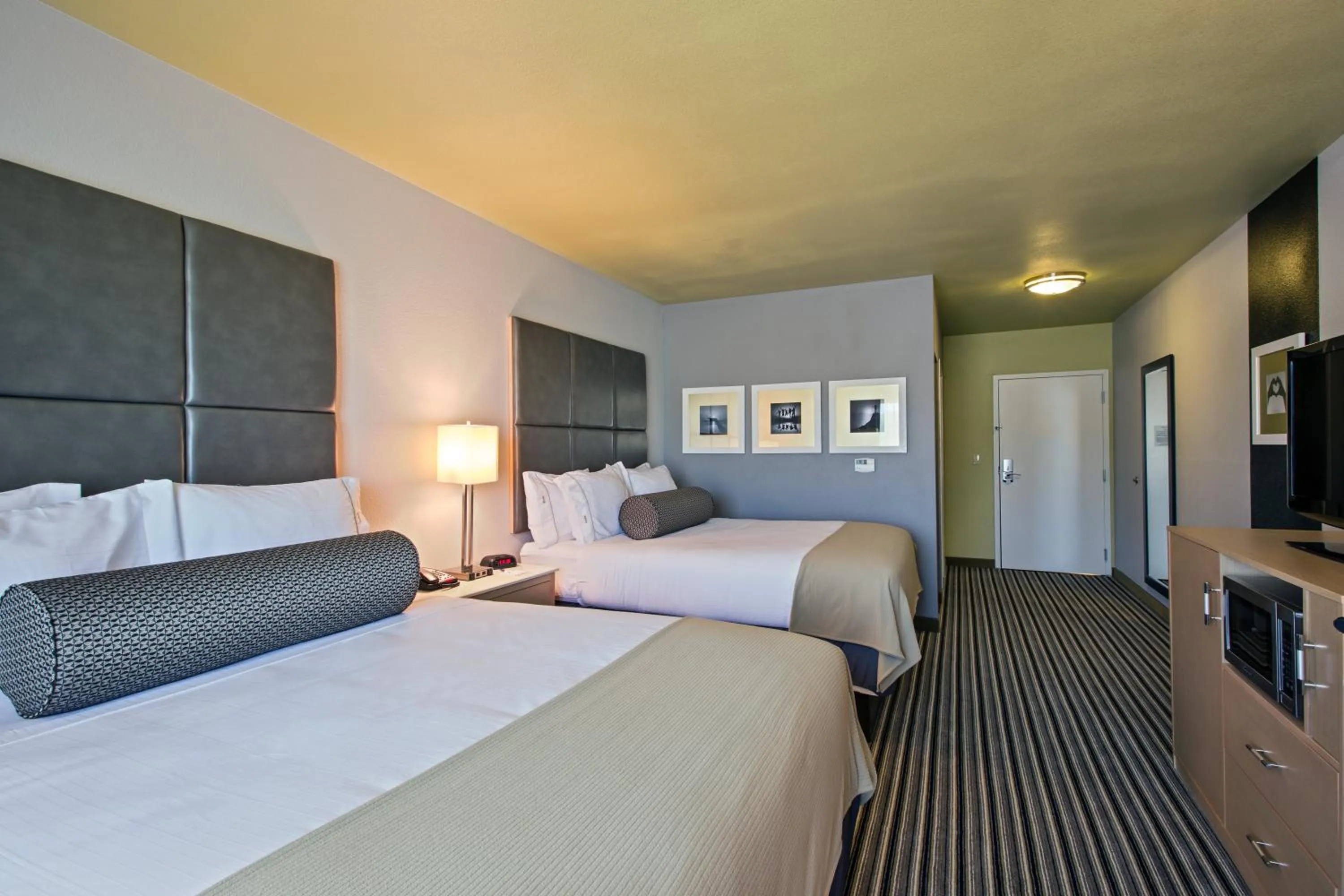 Photo of the whole room, Bed in Holiday Inn Express & Suites Carlisle - Harrisburg Area by IHG