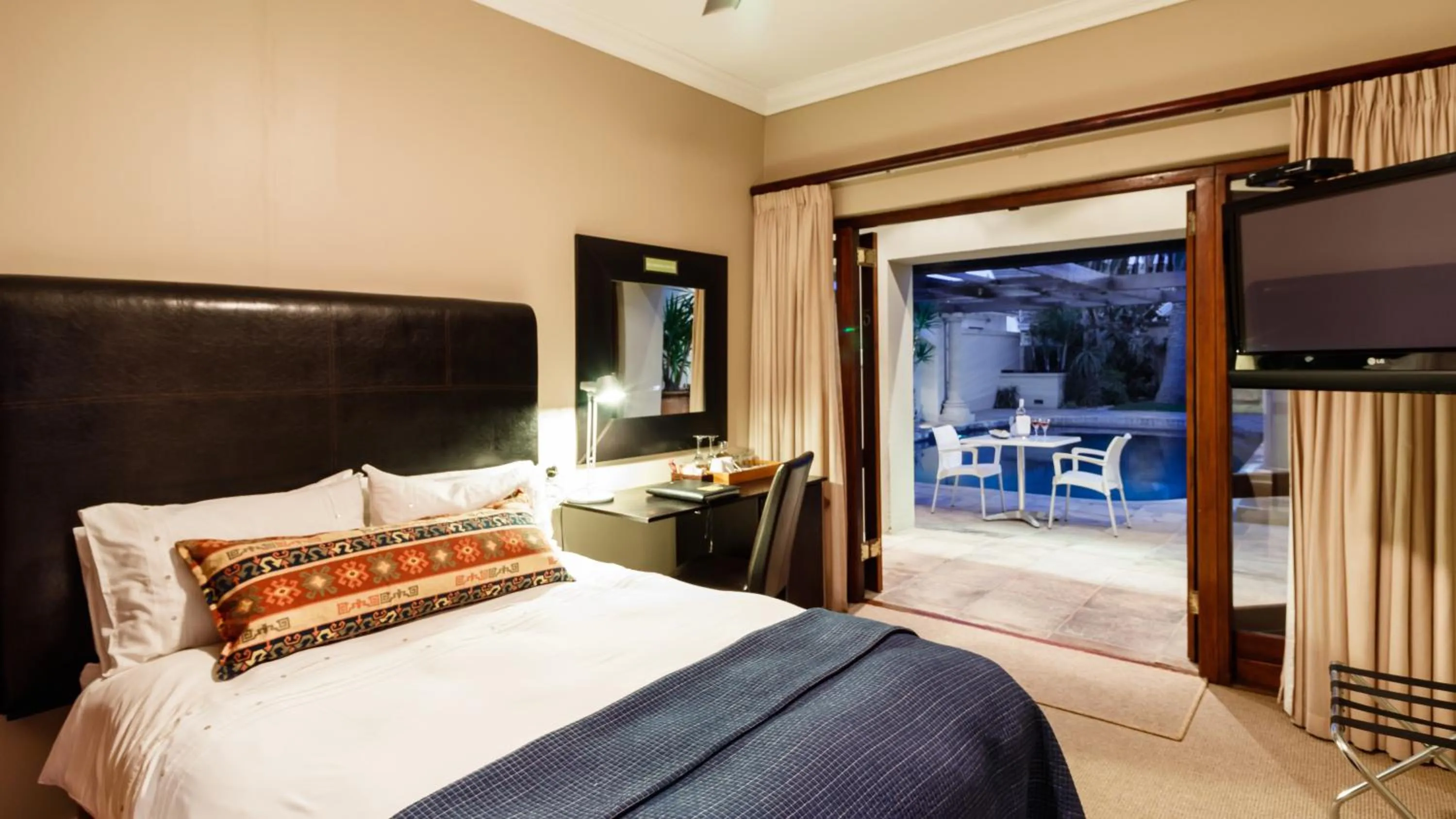 Swimming pool, Bed in Manor 38