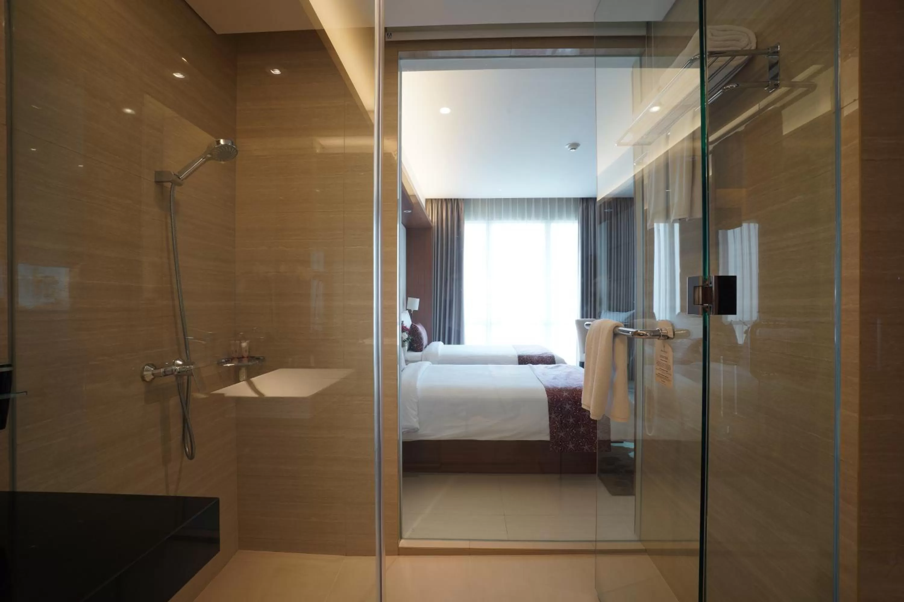 Shower, Bed in The Margo Hotel