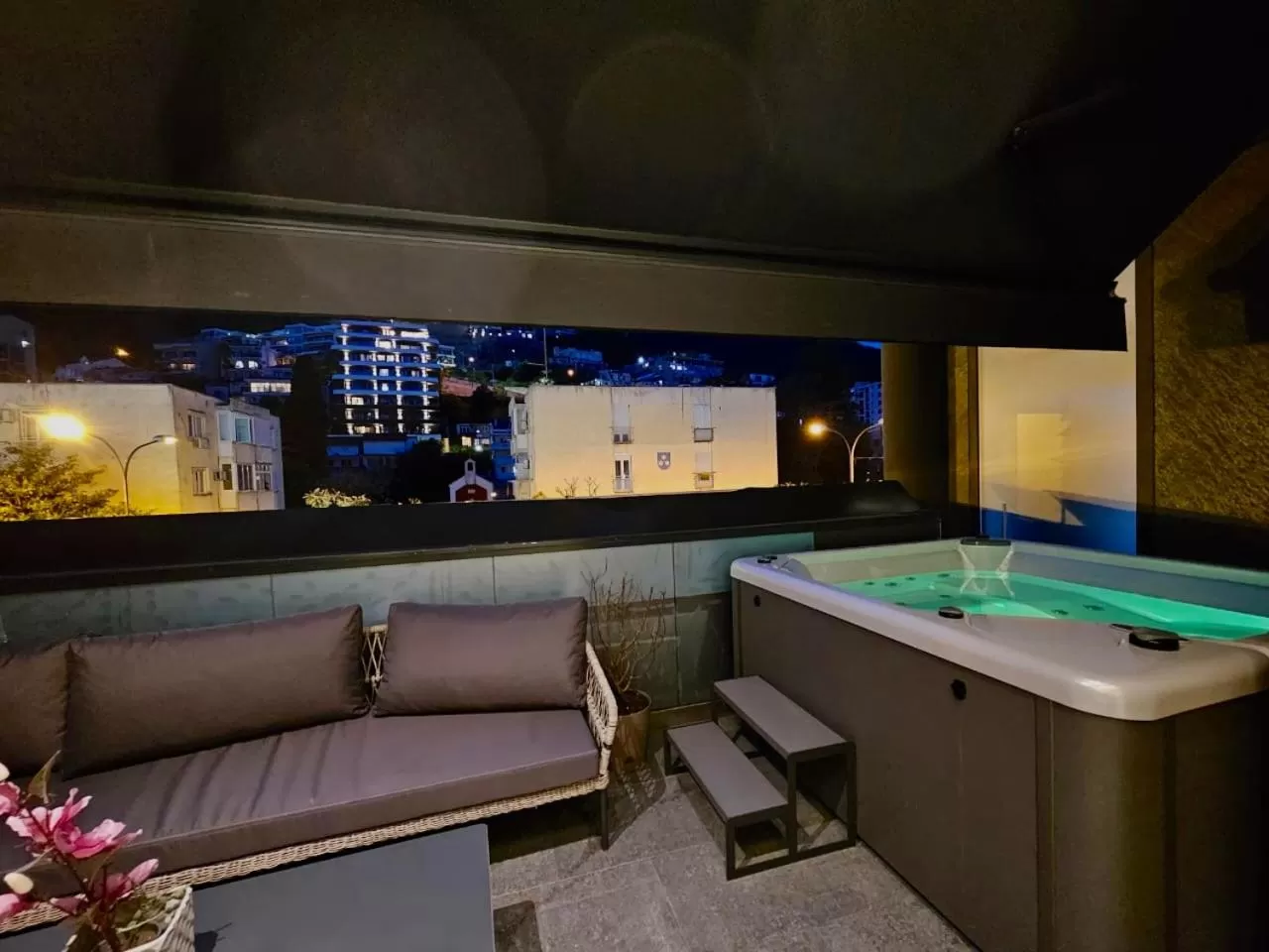 Hot Tub in PERLA Apartments