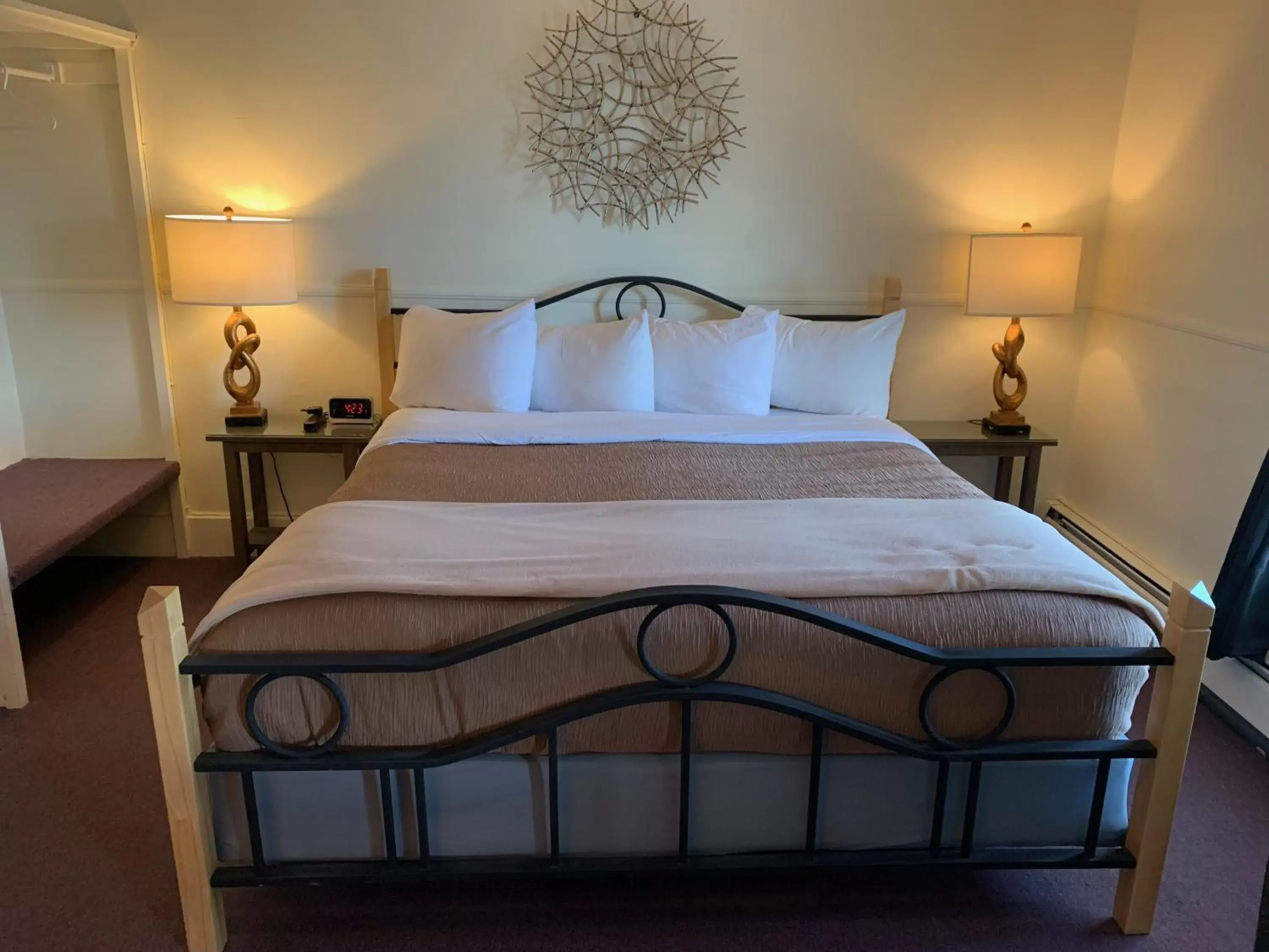 Deluxe Queen Room in Kennedy House Deluxe Queen Room in Kennedy House