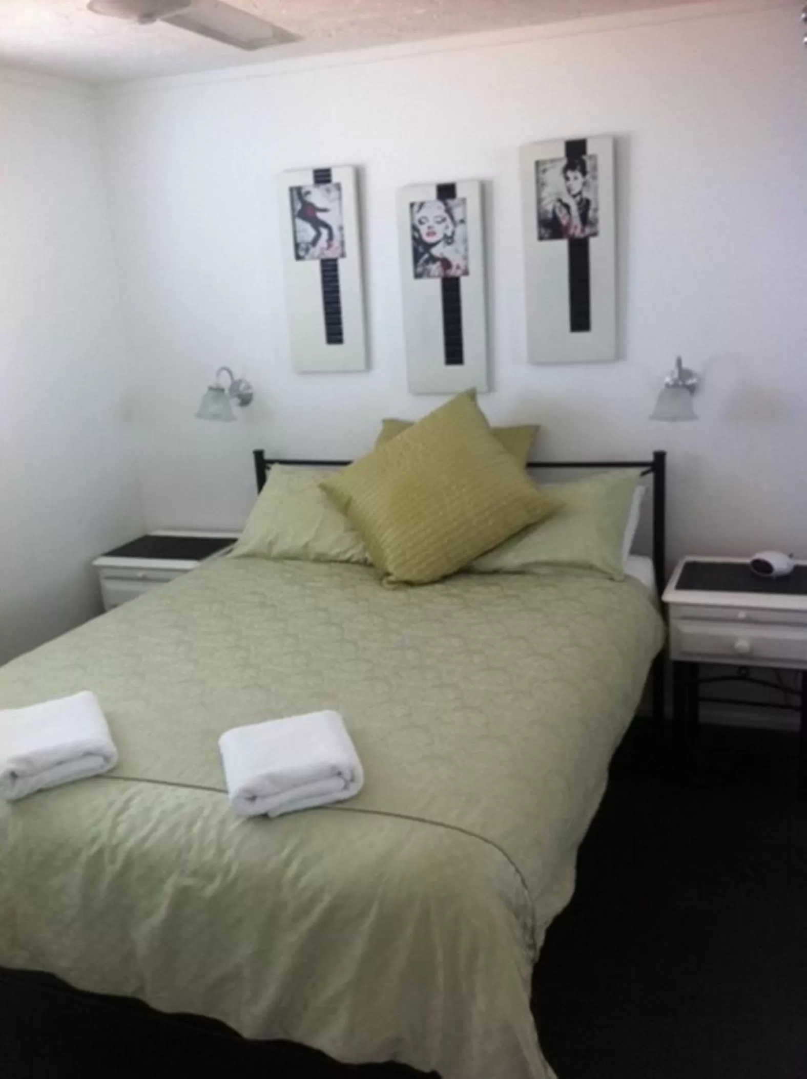 Bed in Merrima Court Holidays