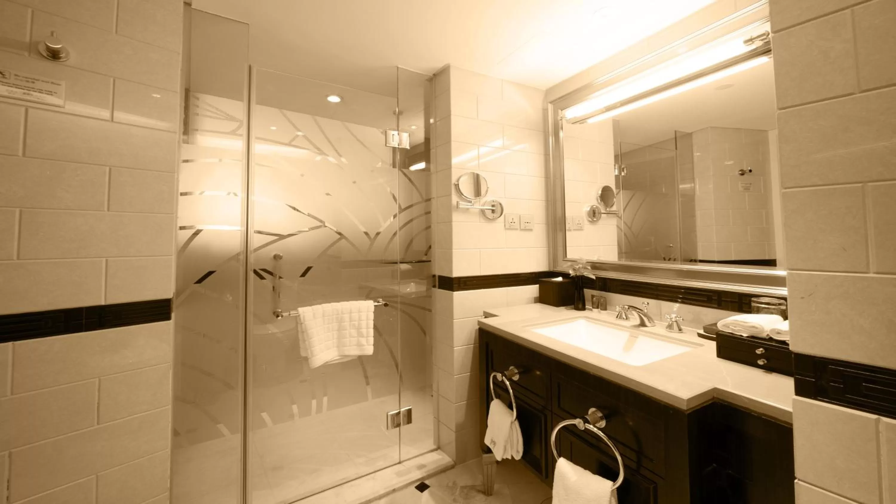 Bathroom in Paramount Gallery Hotel