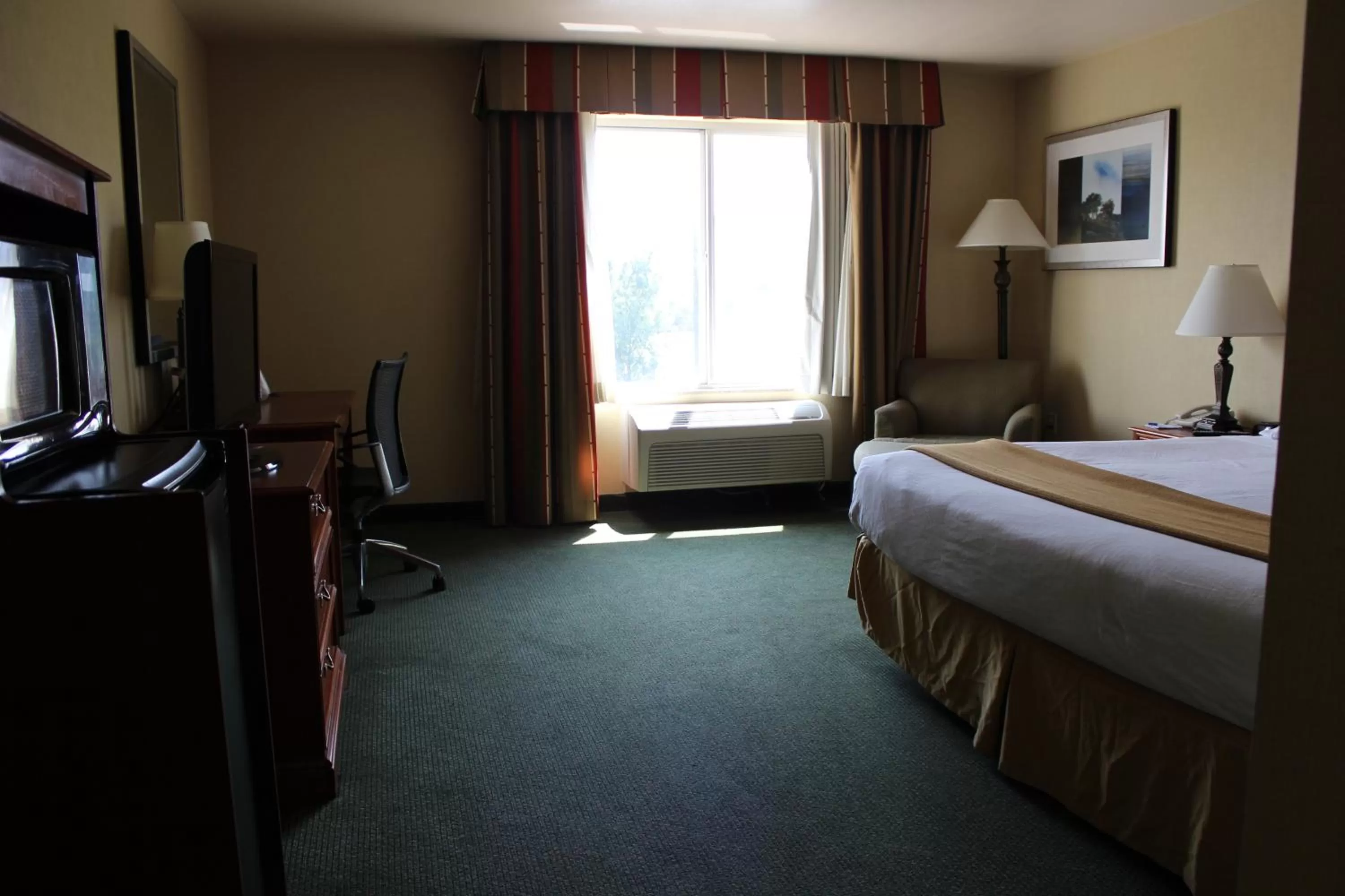 Bed in Holiday Inn Express Tehachapi by IHG
