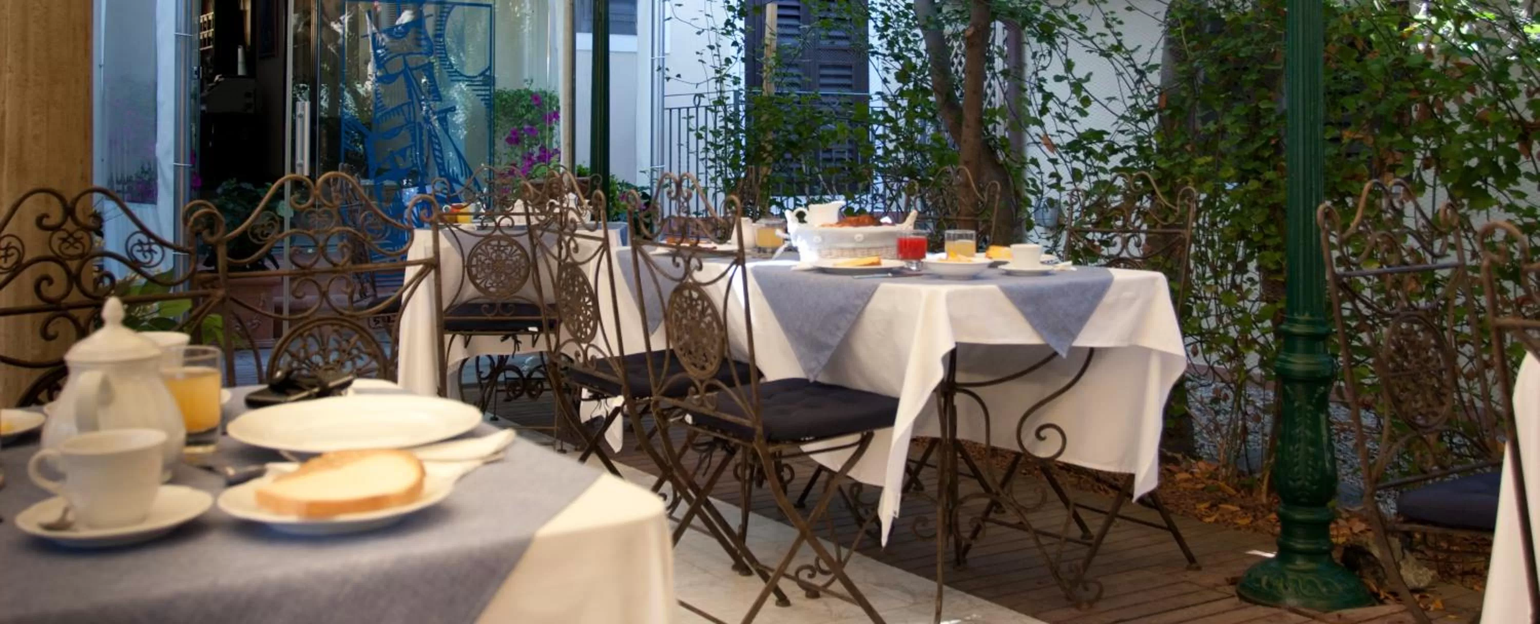 Restaurant/places to eat in Hotel Navy