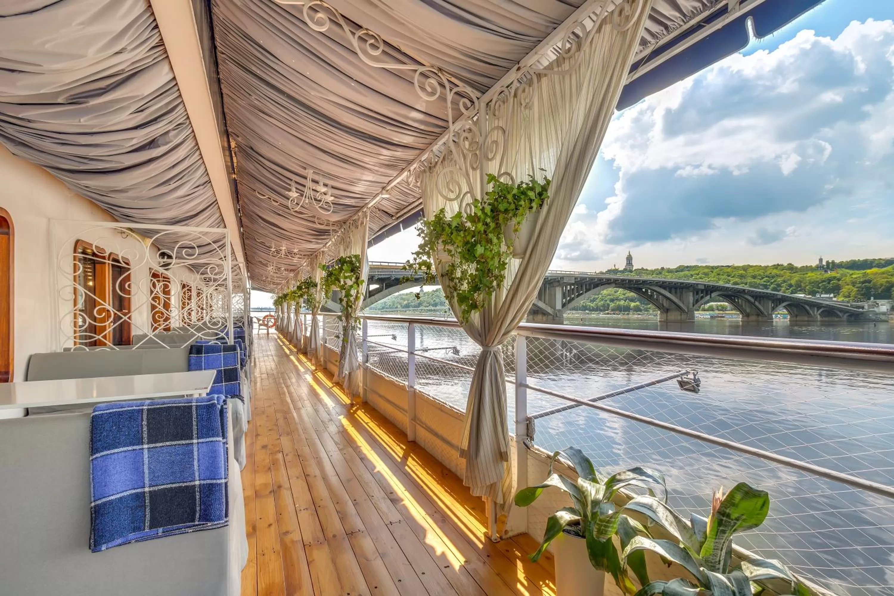 Restaurant/places to eat in Bakkara Hotel