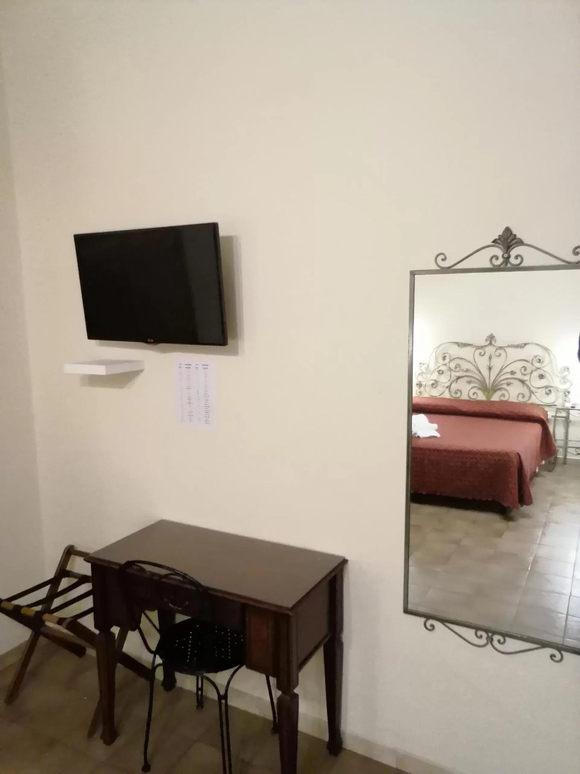 TV/Entertainment Center in hotel de rossi