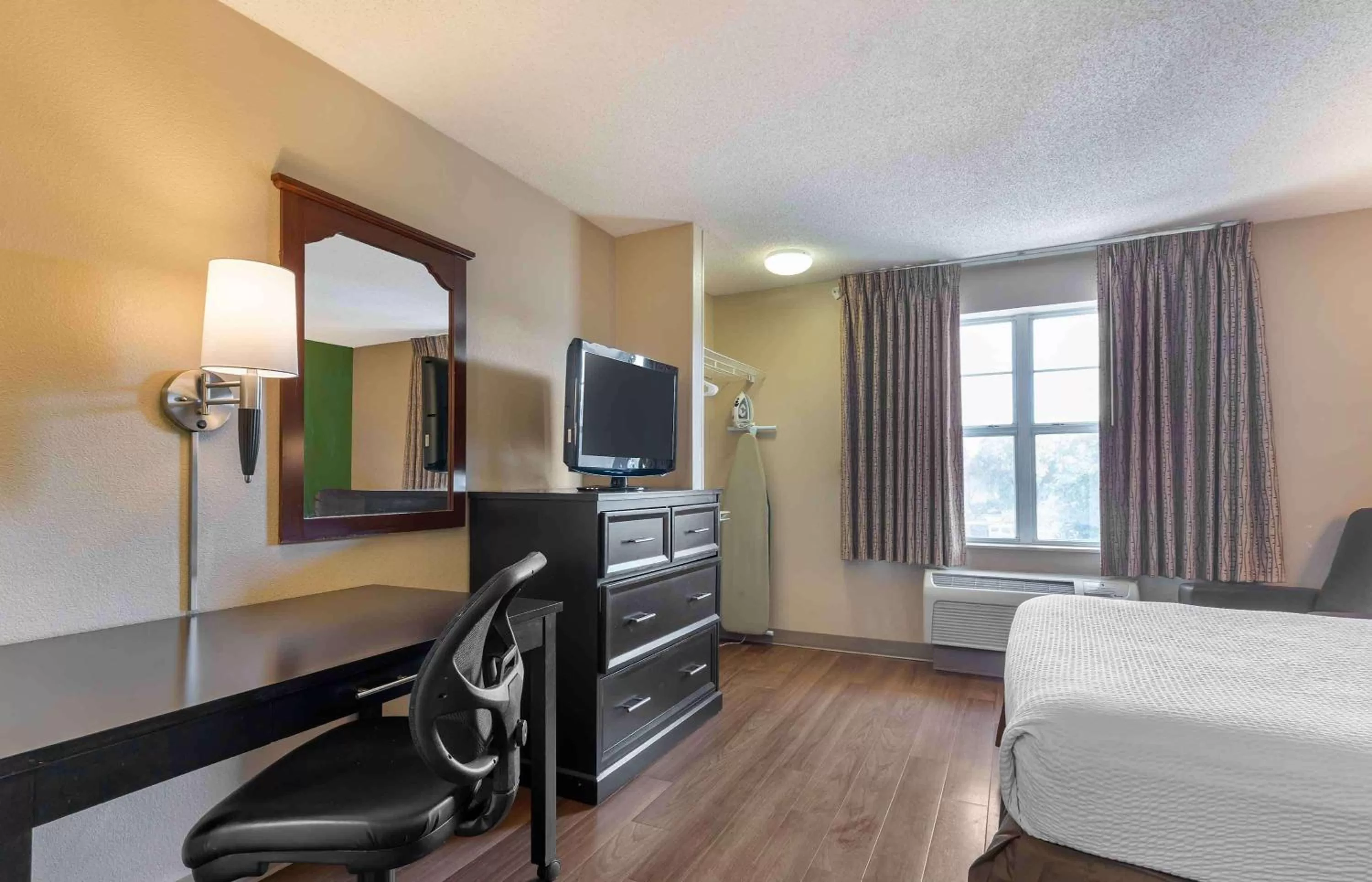 Bedroom, Bed in Extended Stay America Suites - San Jose - Edenvale - North