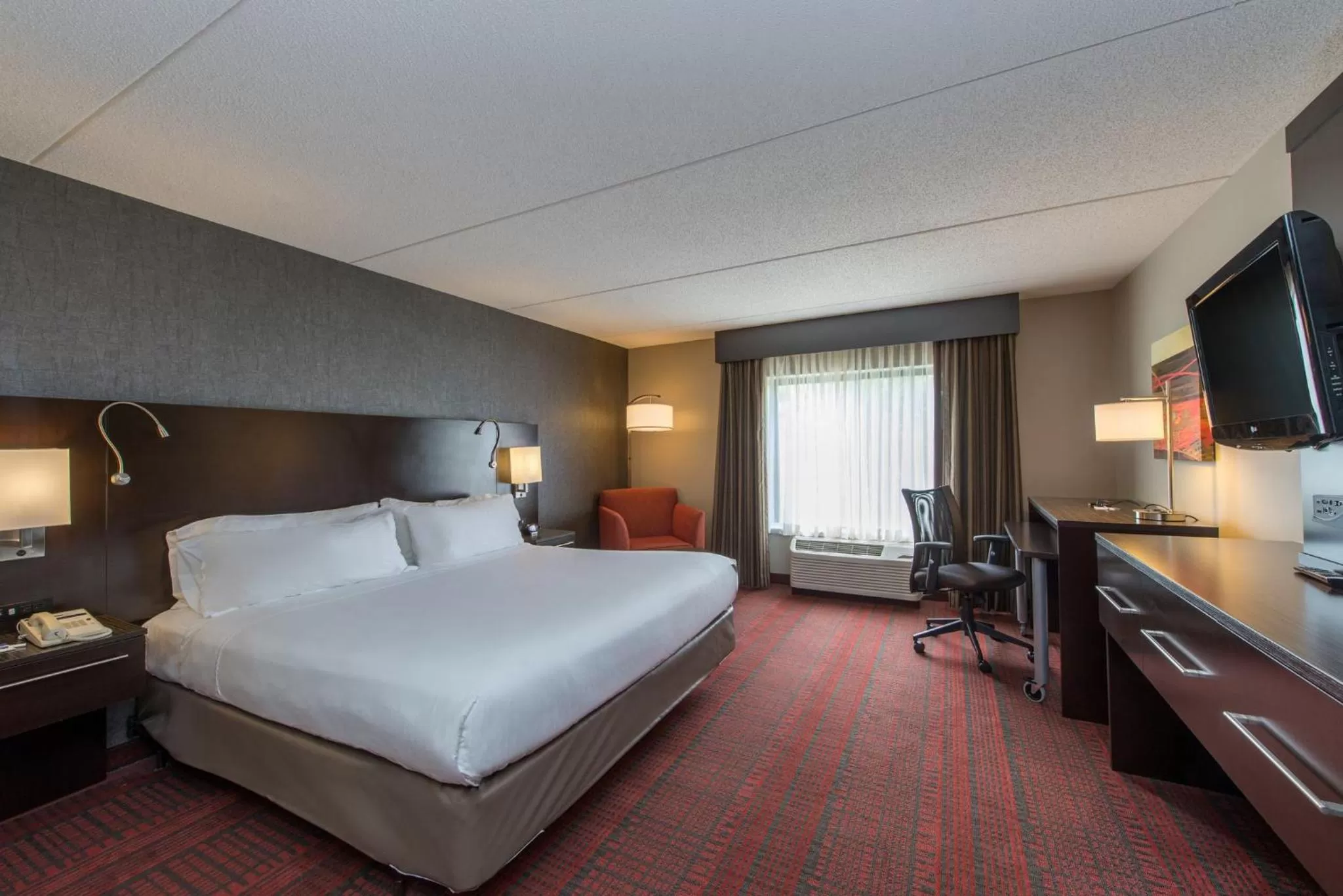 Photo of the whole room, Bed in Holiday Inn Express Hotel & Suites Auburn by IHG
