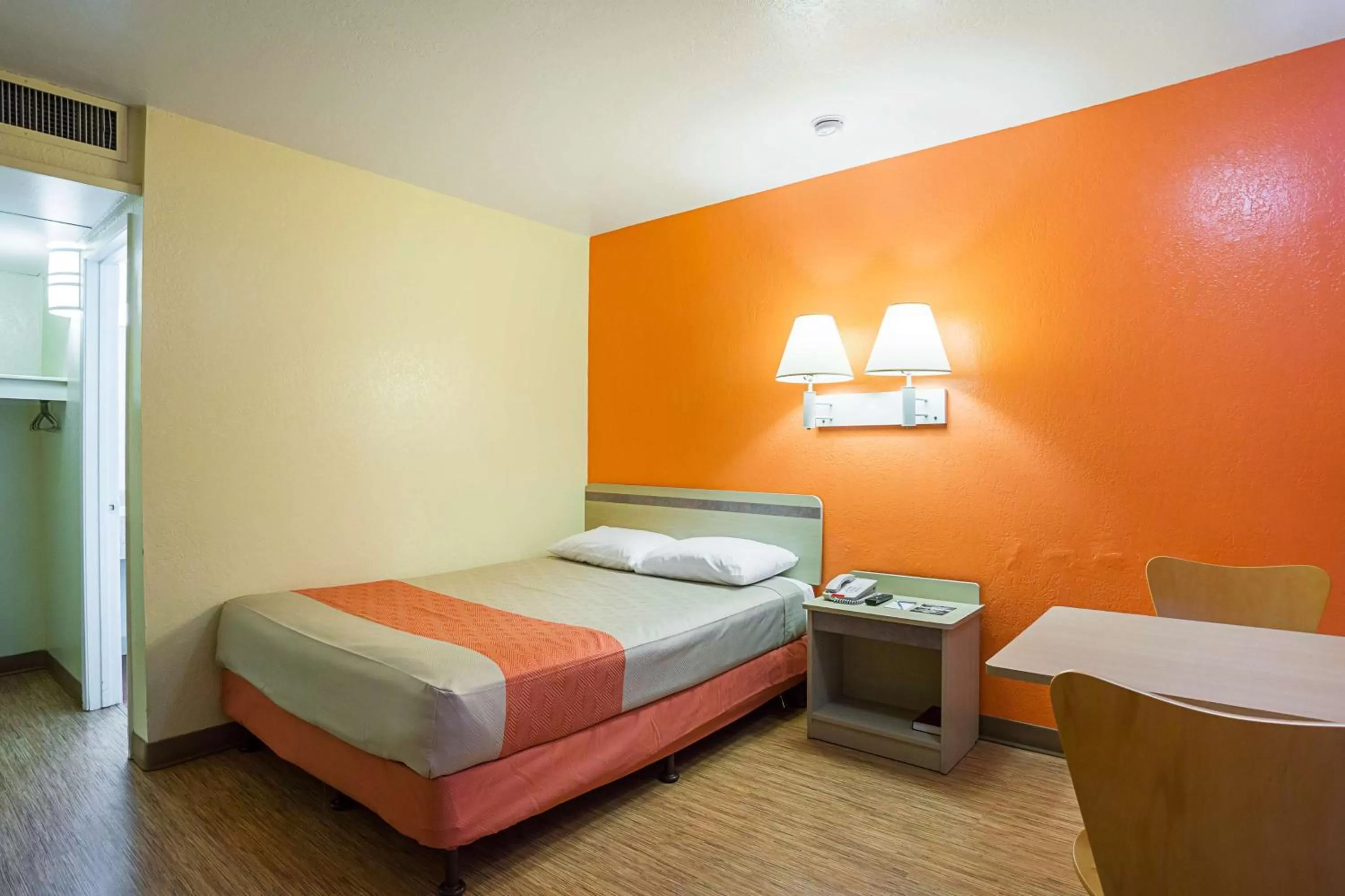 Queen Room - Disability Access - Roll in Shower in Motel 6-Holbrook, AZ