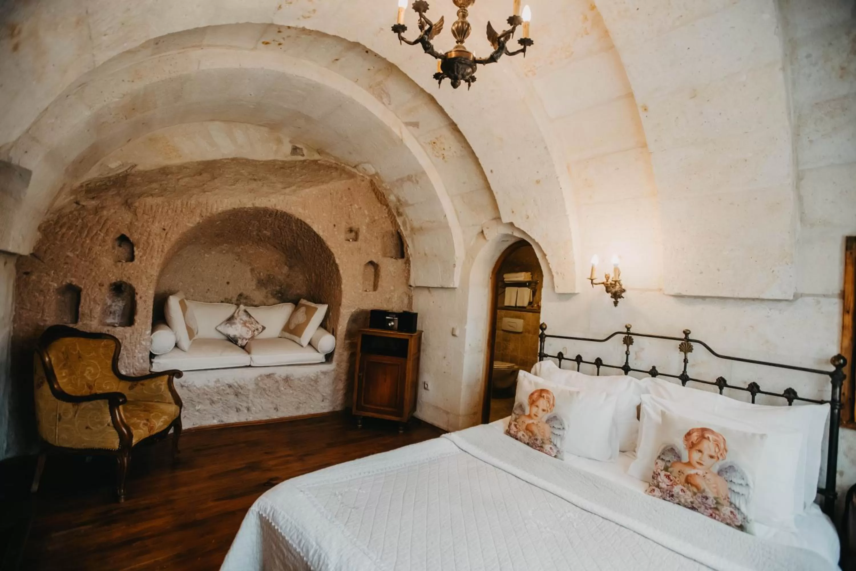 Photo of the whole room, Bed in Melekler Evi Cave Hotel