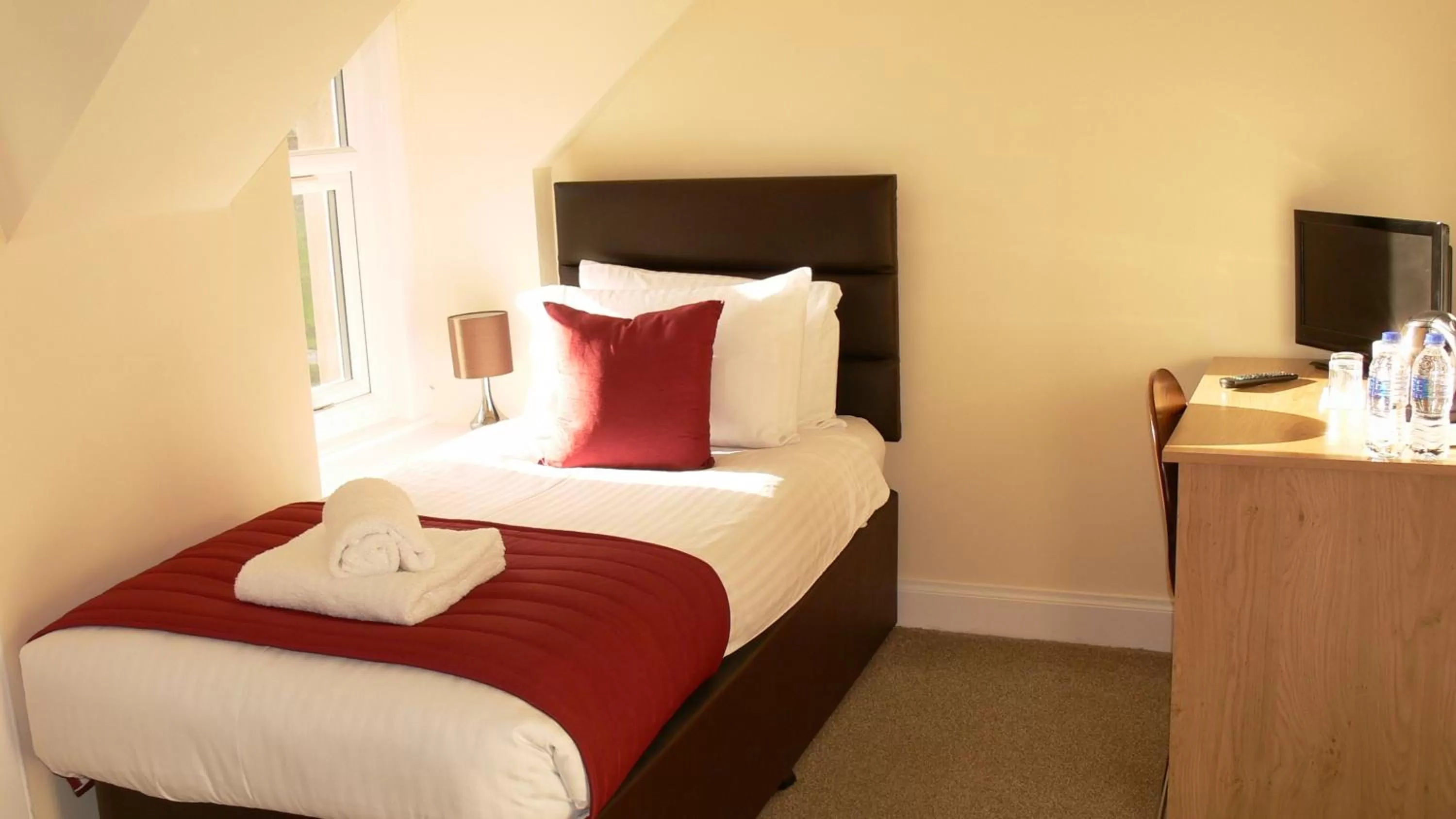 Bed in The Home Arms Guesthouse