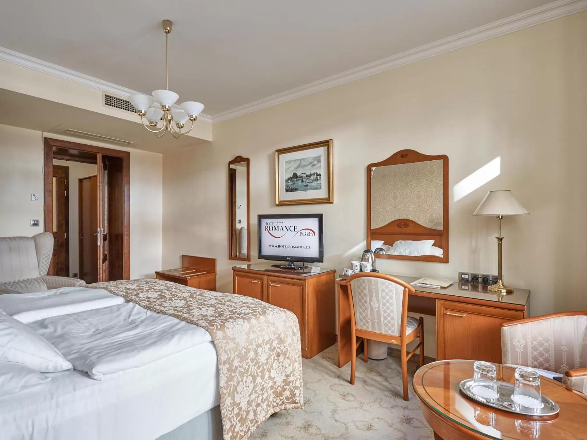 Photo of the whole room, Bed in Hotel Romance