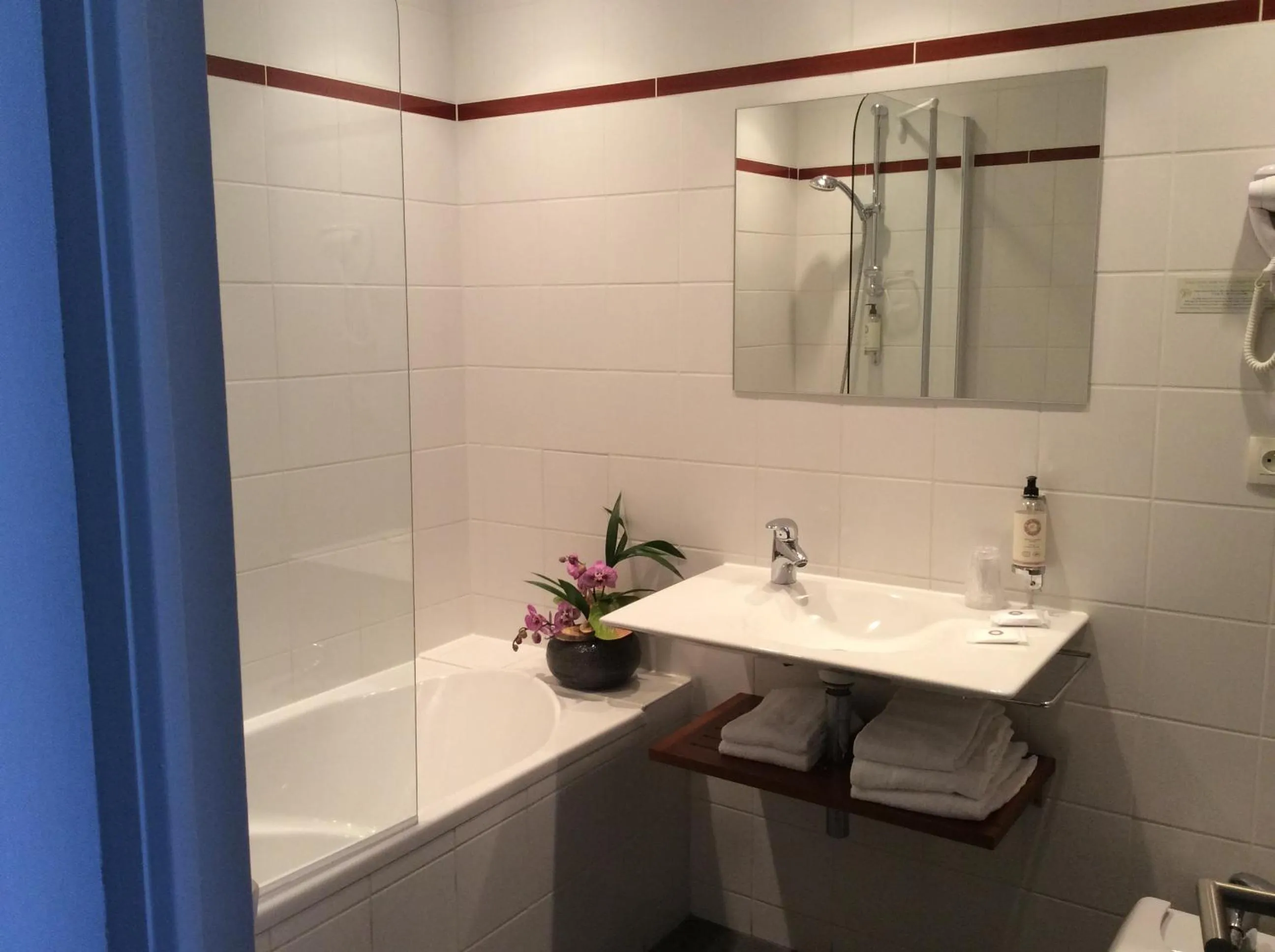 Bathroom in Best Western Le Duguesclin Hôtel-Restaurant