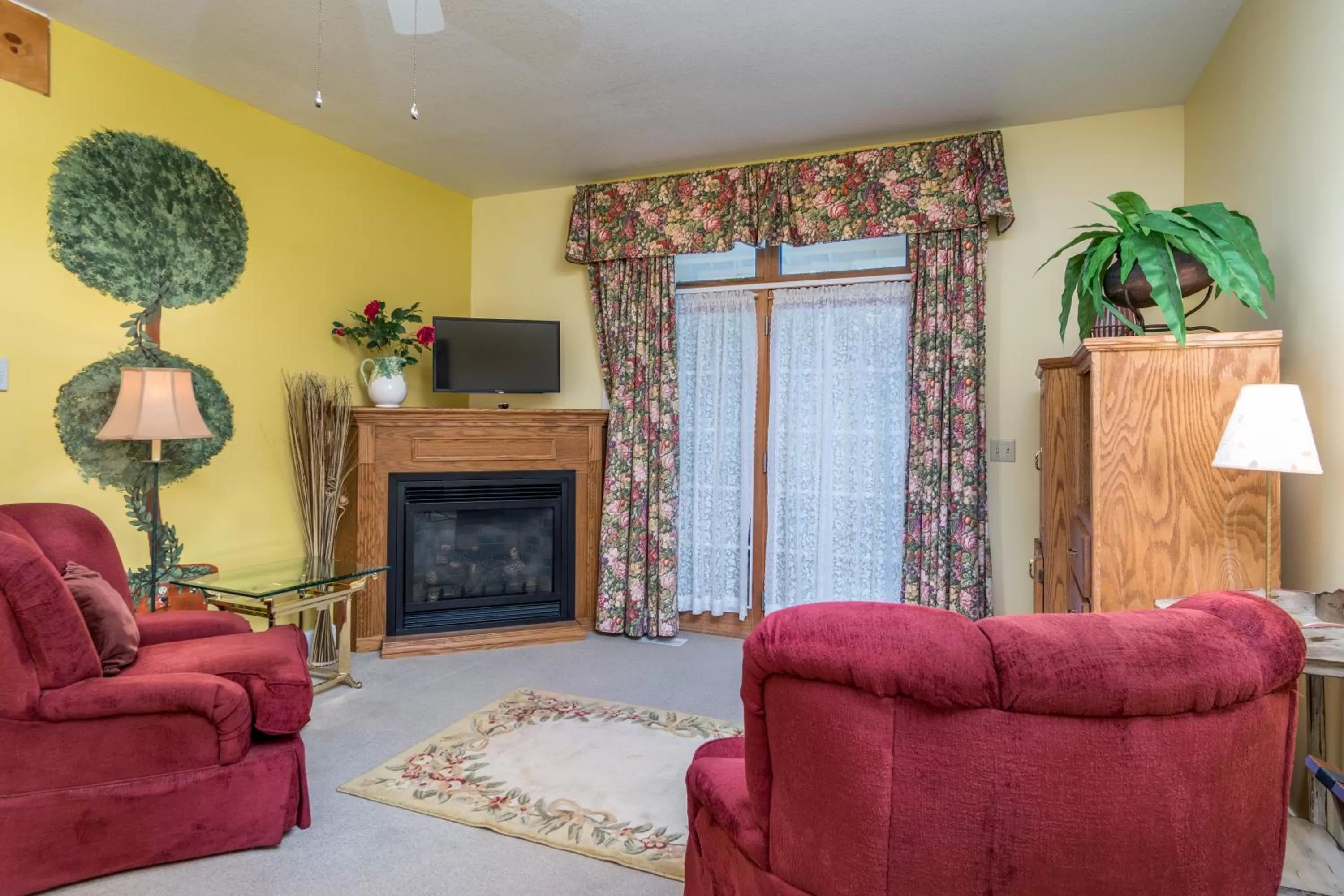 TV and multimedia in Highland Lake Inn & Resort - Flat Rock