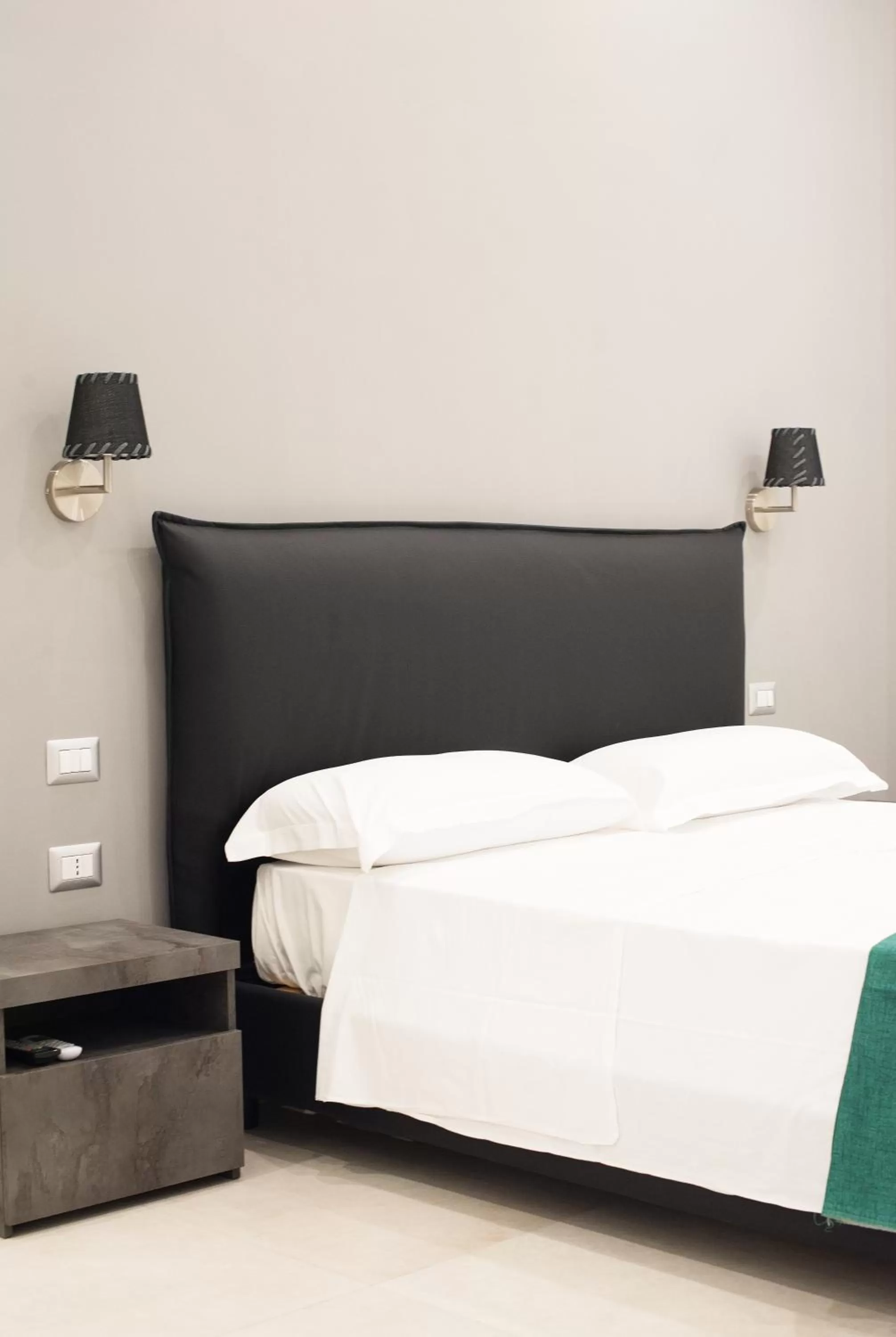 Photo of the whole room, Bed in Toledo in