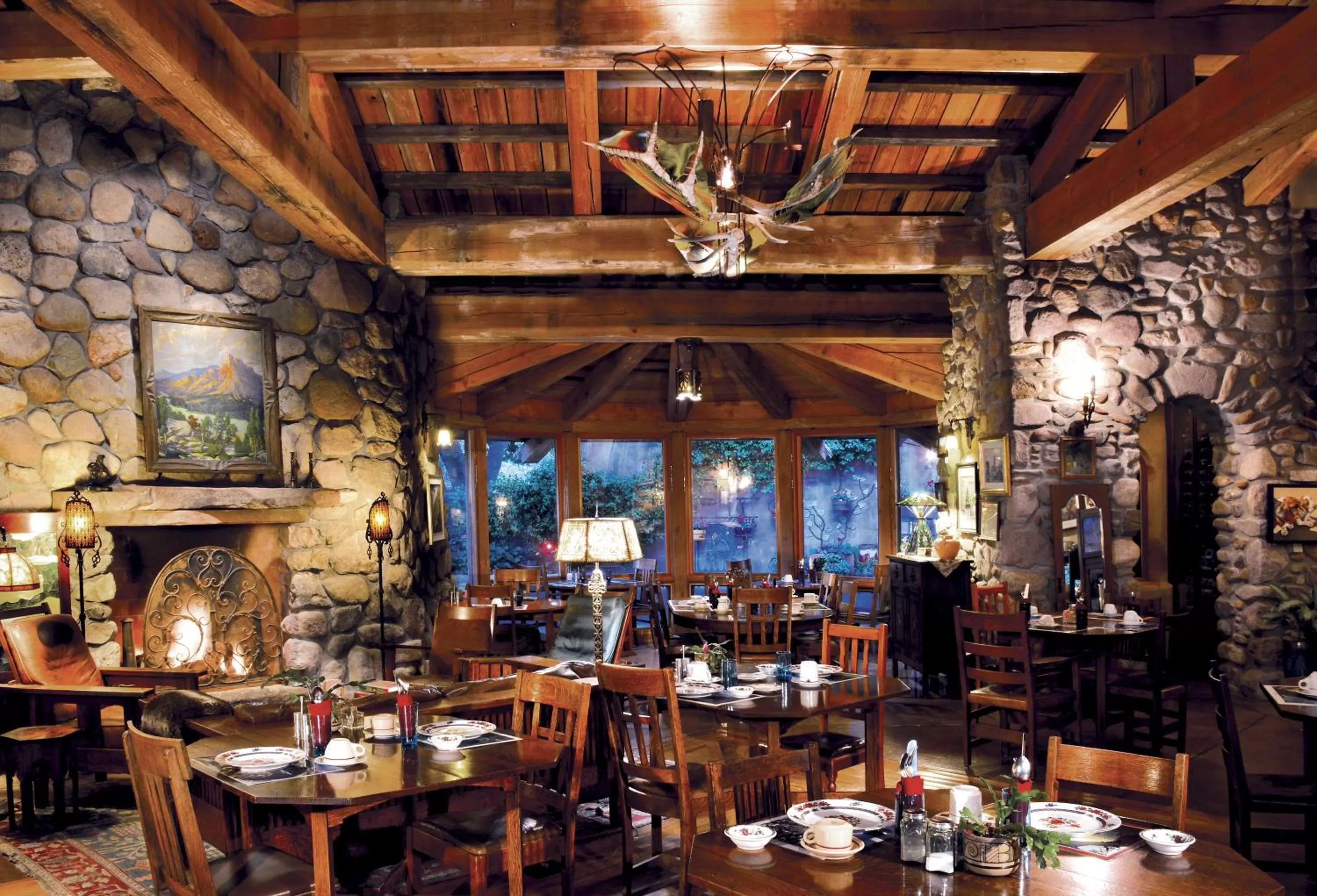 Communal lounge/ TV room in El Portal Sedona Hotel