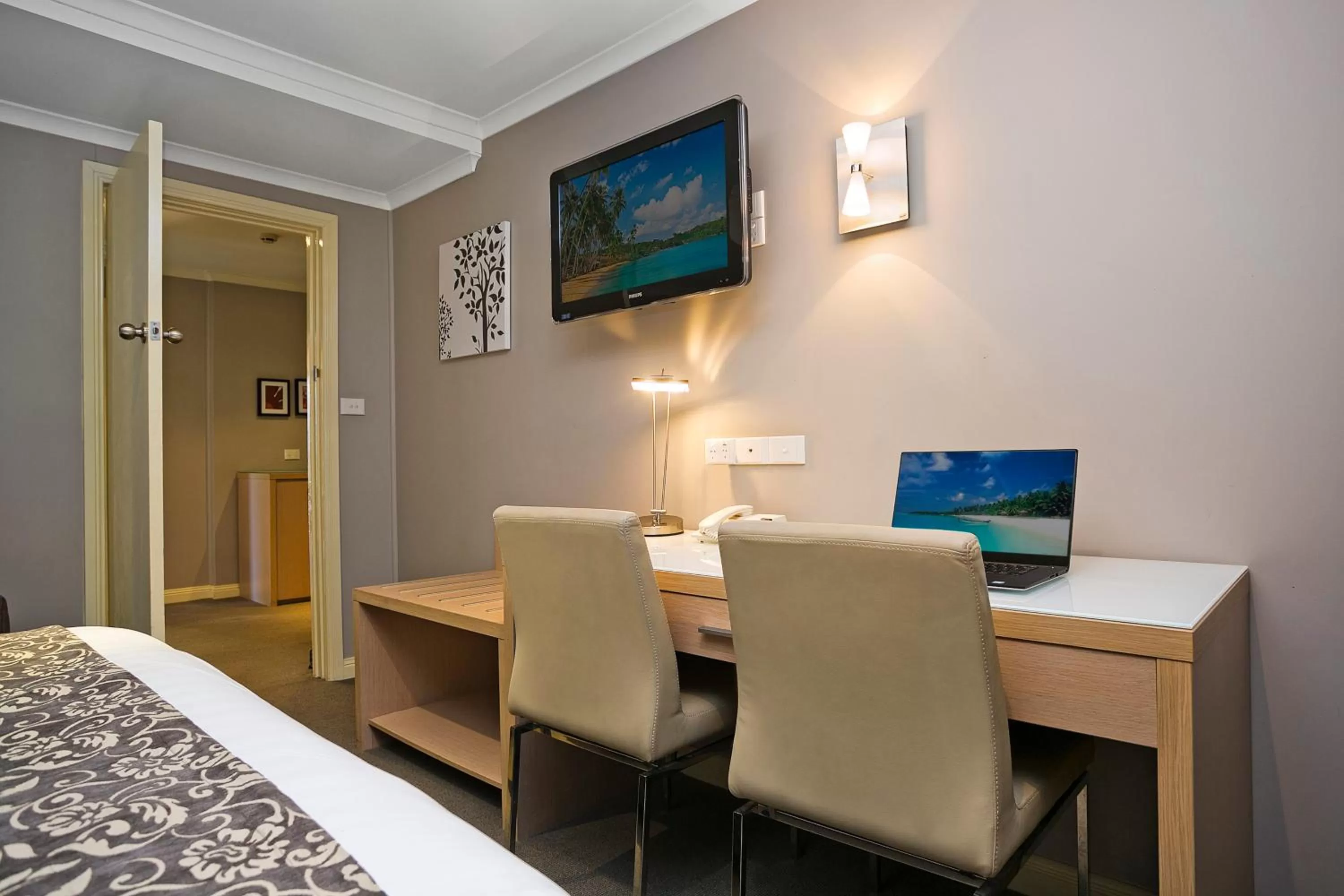 TV and multimedia, Bed in Best Western Sanctuary Inn