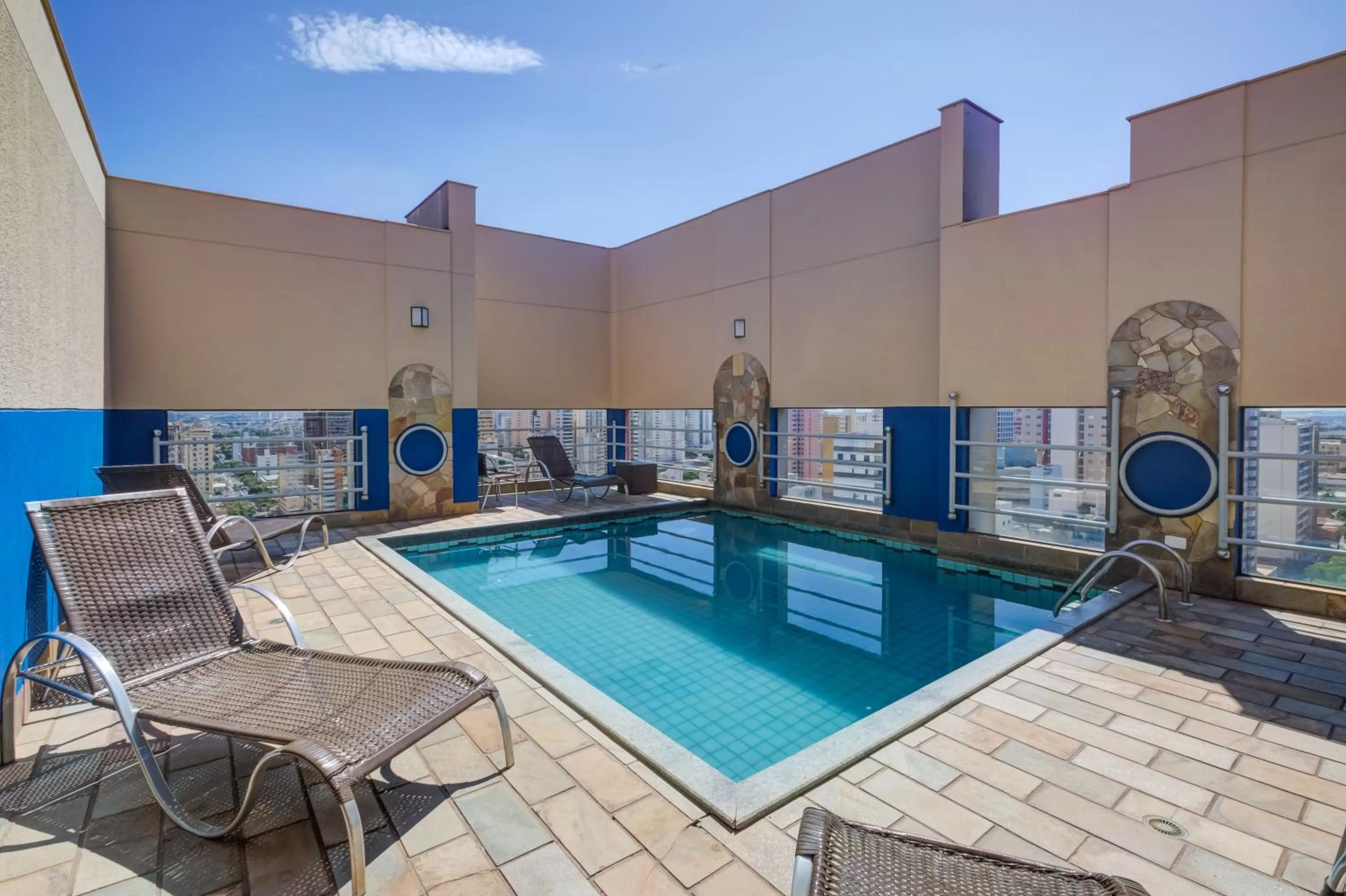 Pool view in Slaviero Londrina Flat