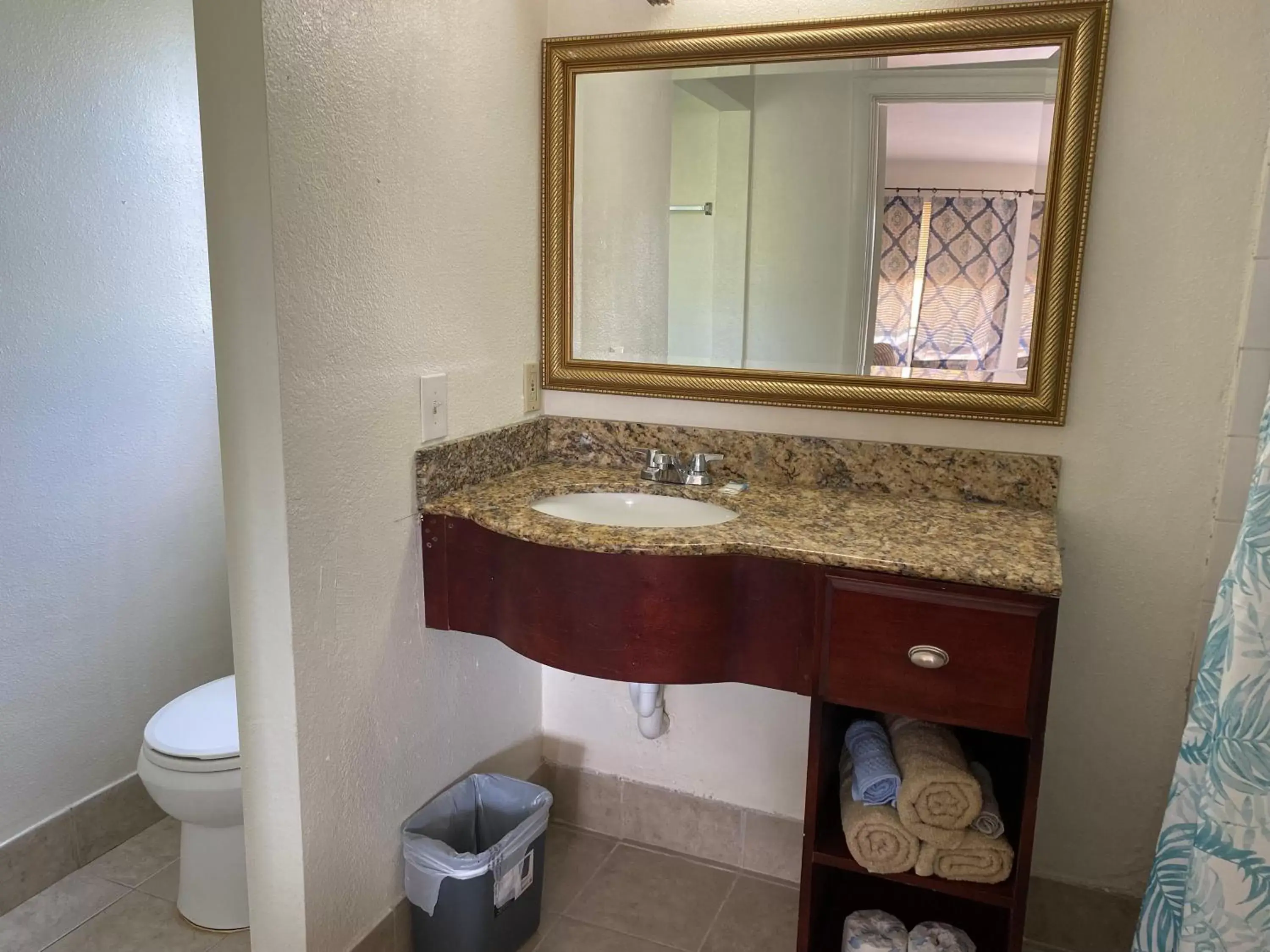 King Room with Spa Bath - Non-Smoking in Jasmine Garden Inn - Lake City King Room with Spa Bath - Non-Smoking in Jasmine Garden Inn - Lake City