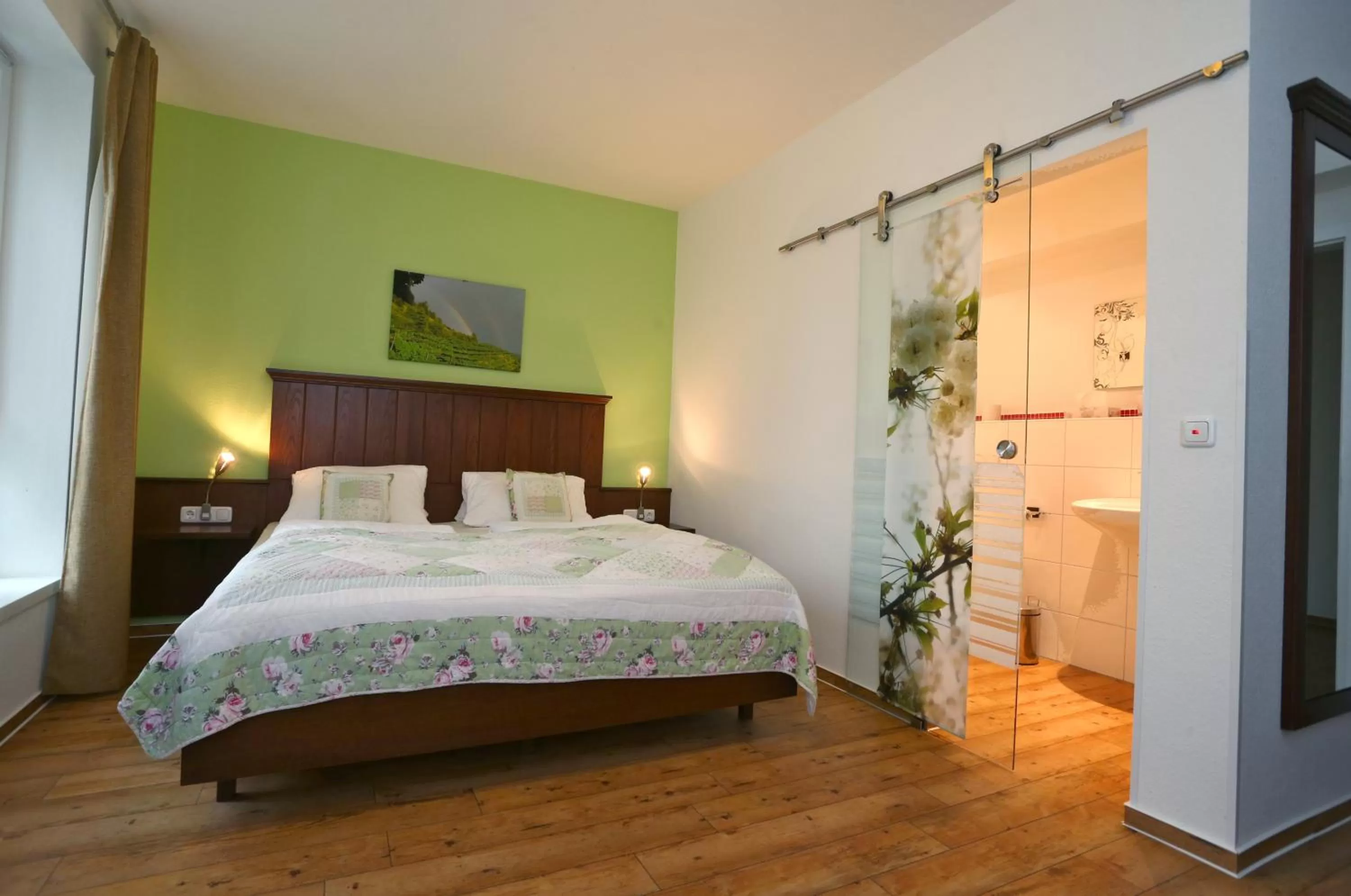 Photo of the whole room, Bed in Wein-Träume