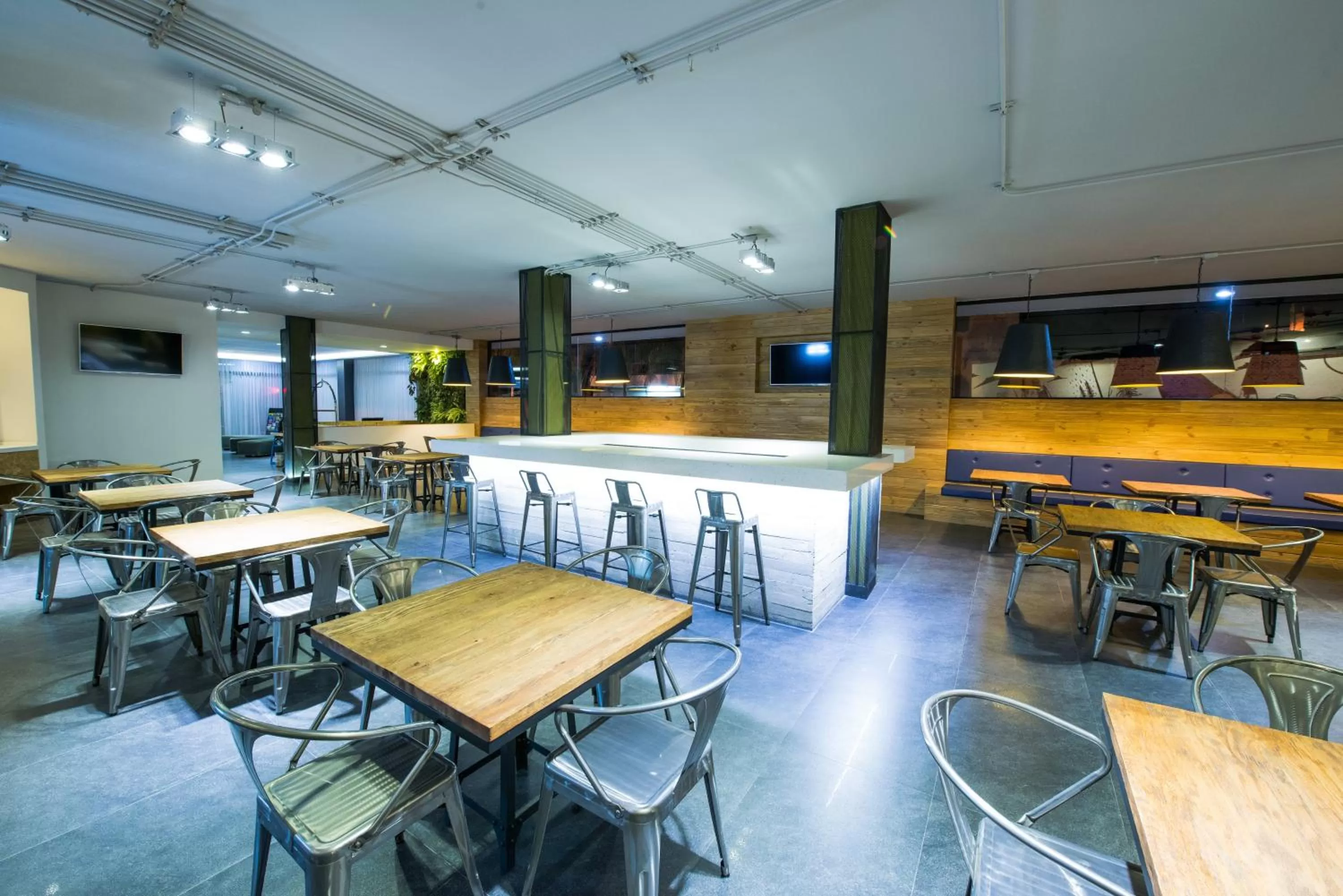 Restaurant/places to eat in Hotel Perla Central