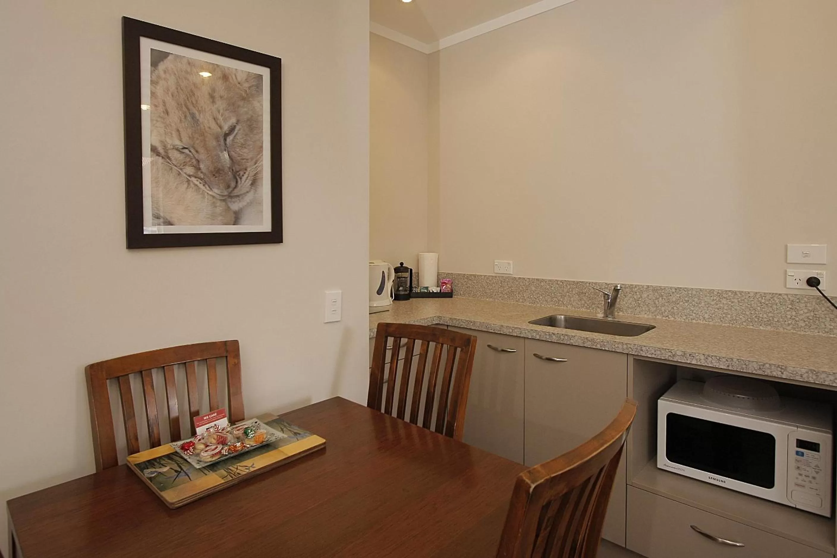 Kitchen or kitchenette in Big Five Motel