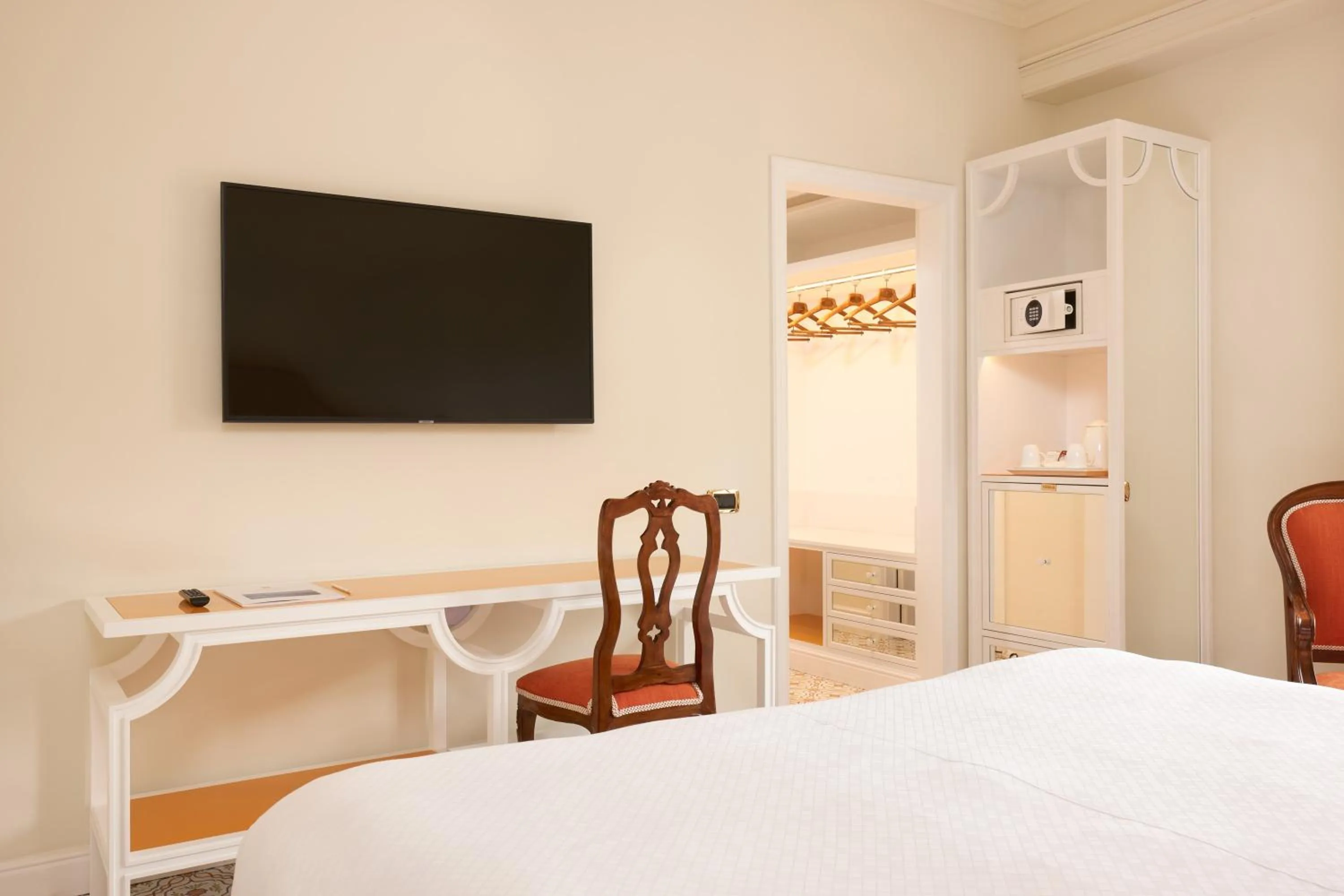 Bedroom, Bed in Grand Hotel de la Ville