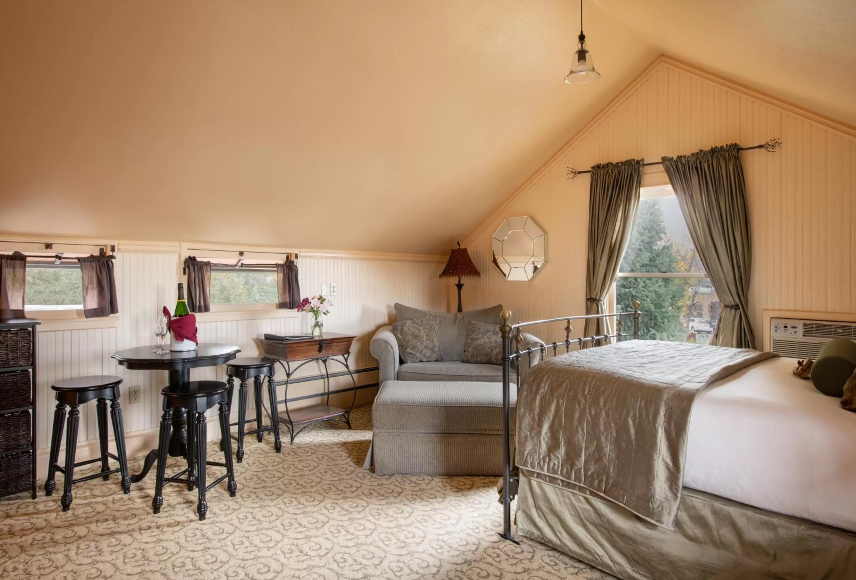 Bedroom, Bed in Chamberlin Inn