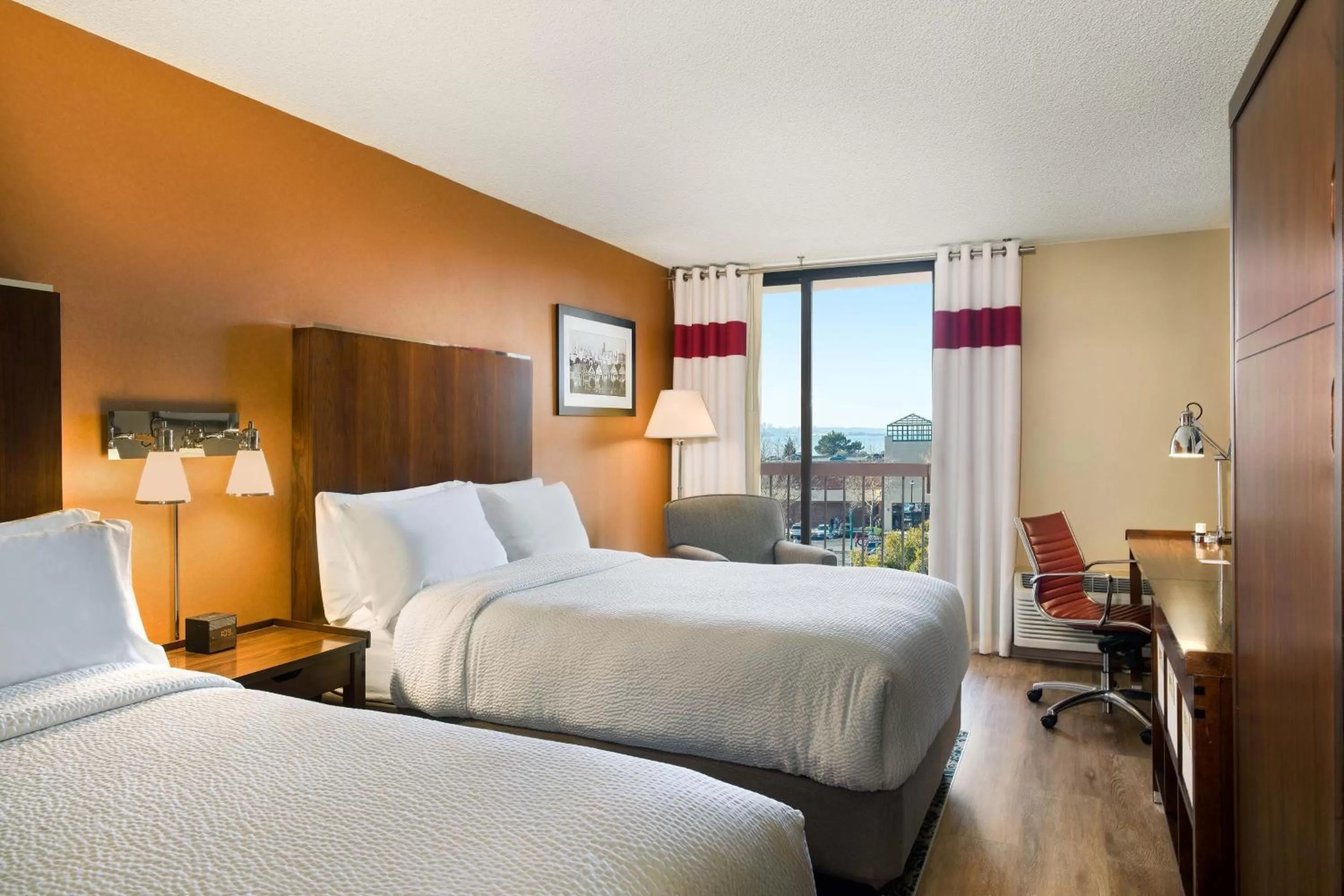 Photo of the whole room, Bed in Four Points by Sheraton - San Francisco Bay Bridge