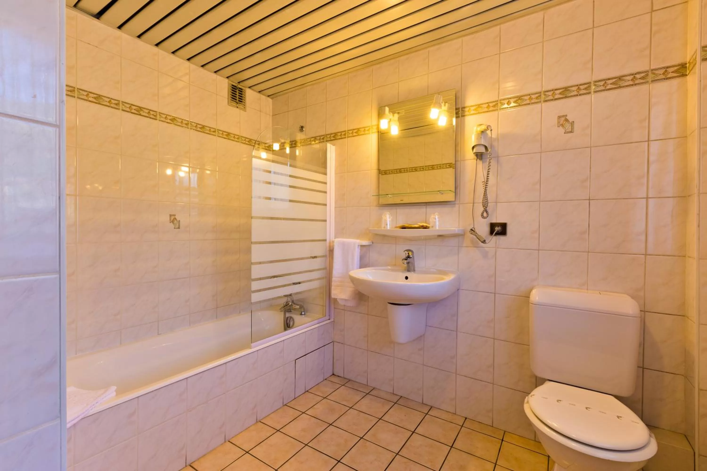 Bathroom in Hôtel La Montagne