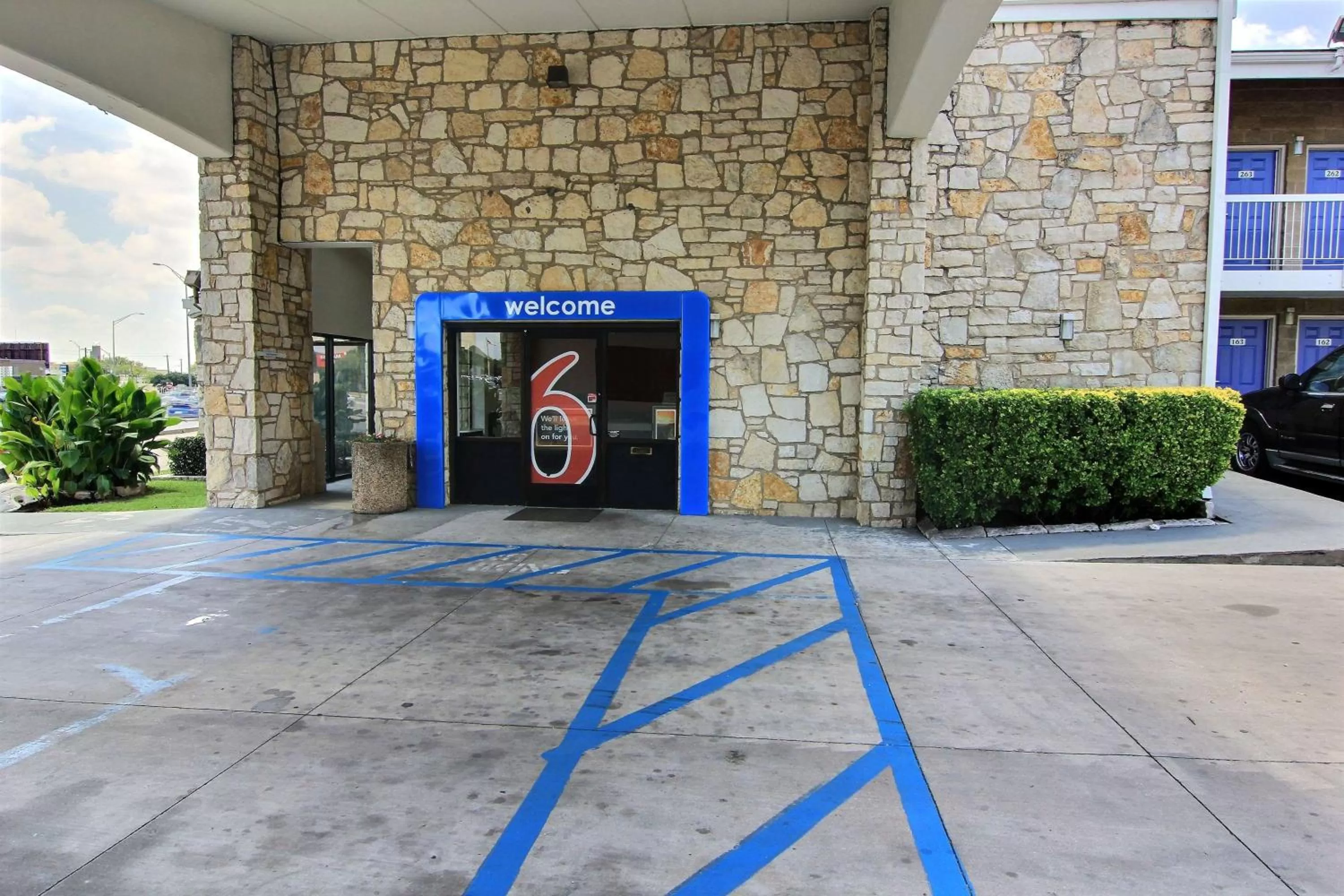 Property building in Motel 6 Austin, TX - Central Downtown UT
