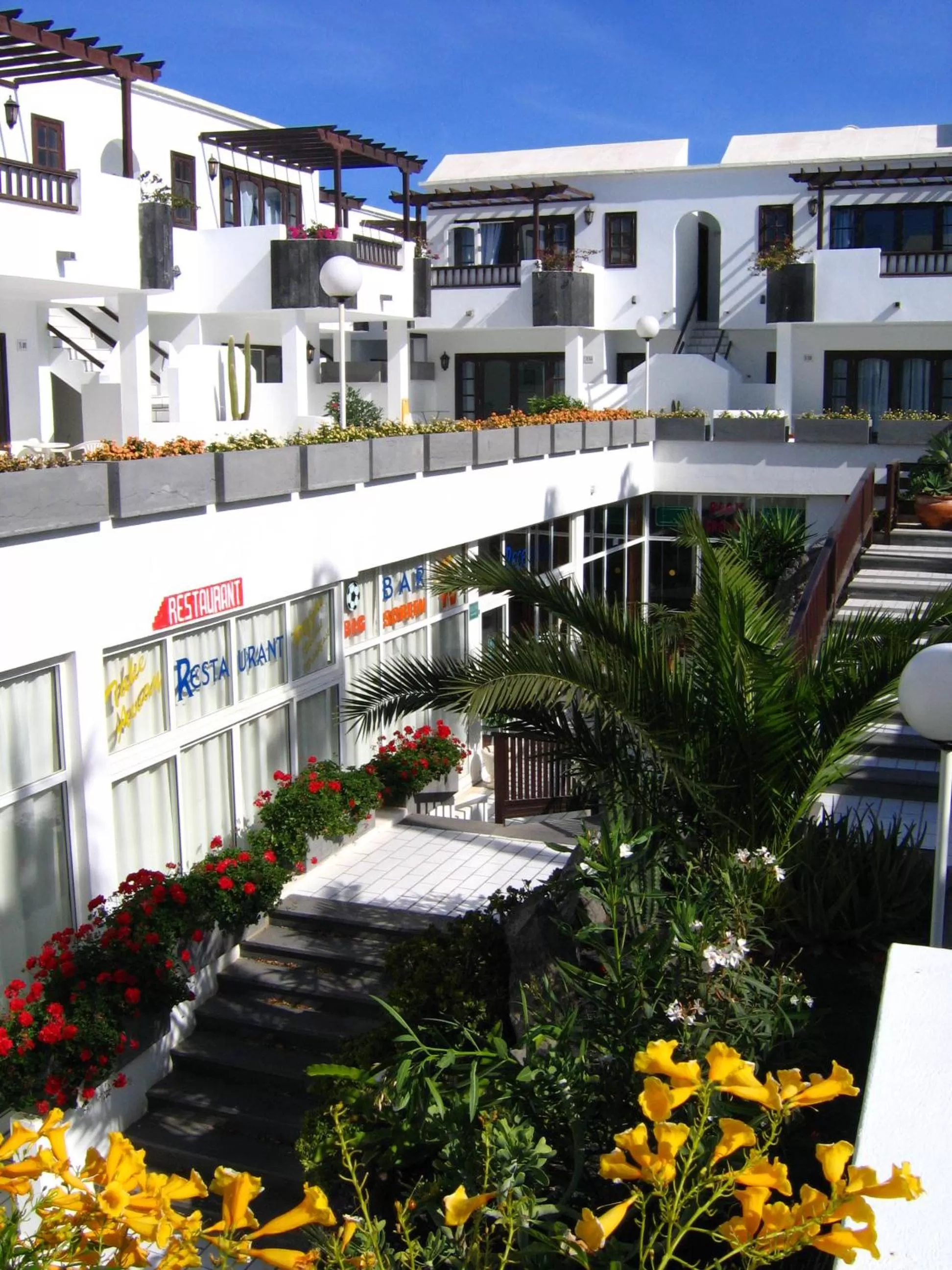 Property building in Plaza Azul