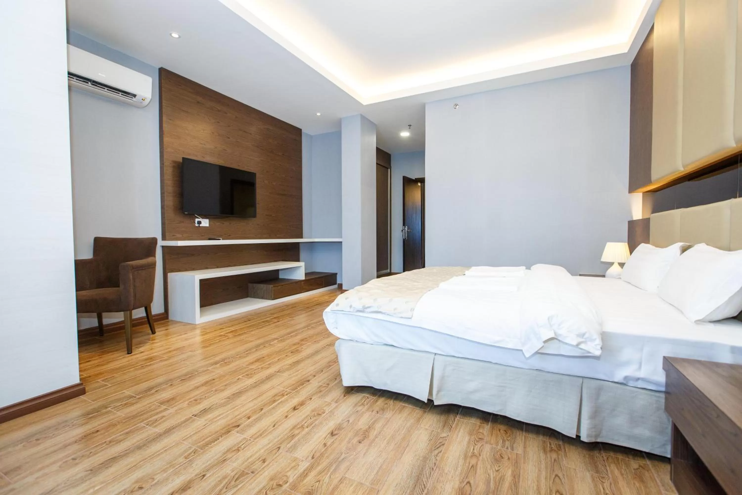 Bed in Lintas Platinum Hotel