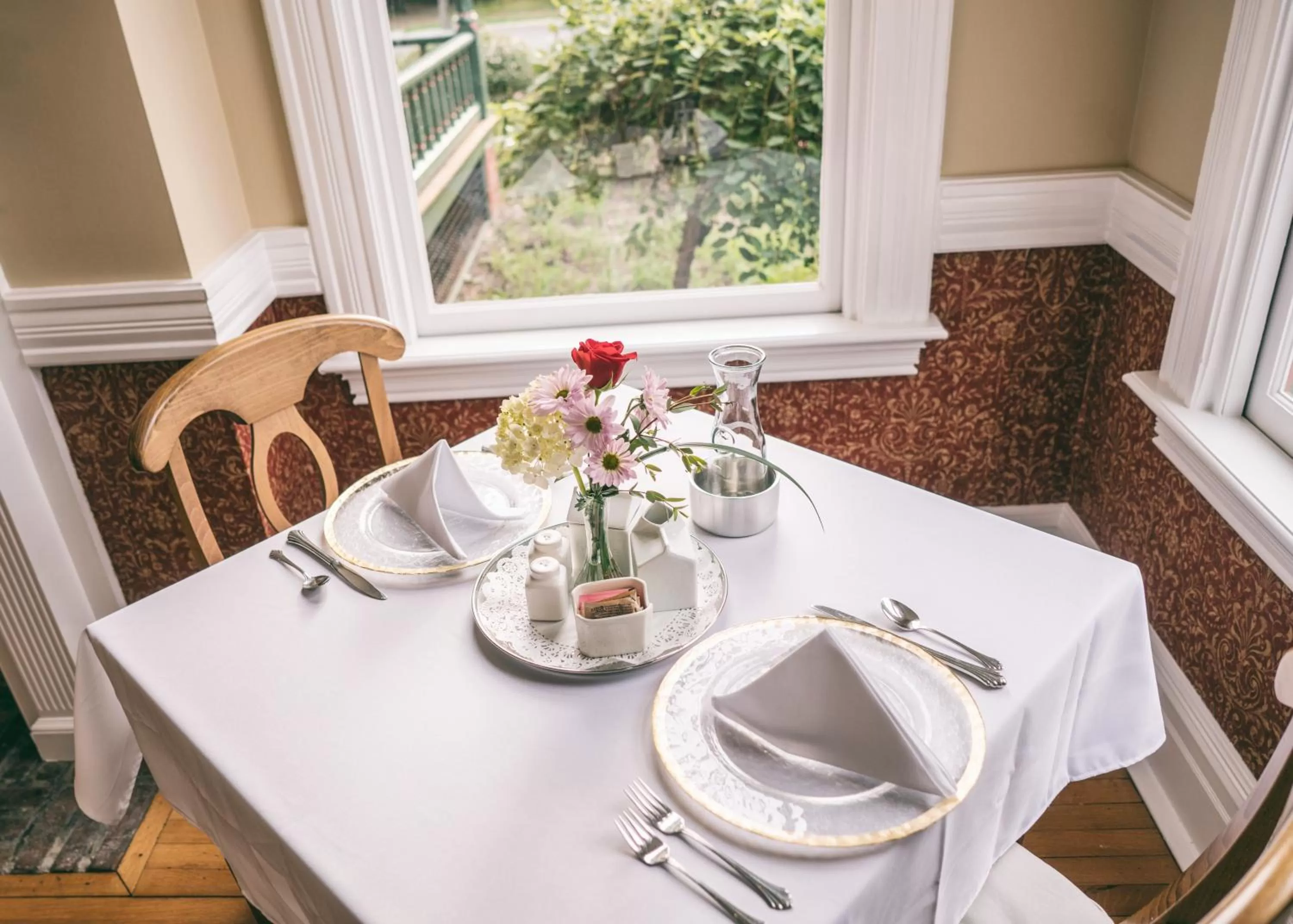 Decorative detail in Hummingbird Inn