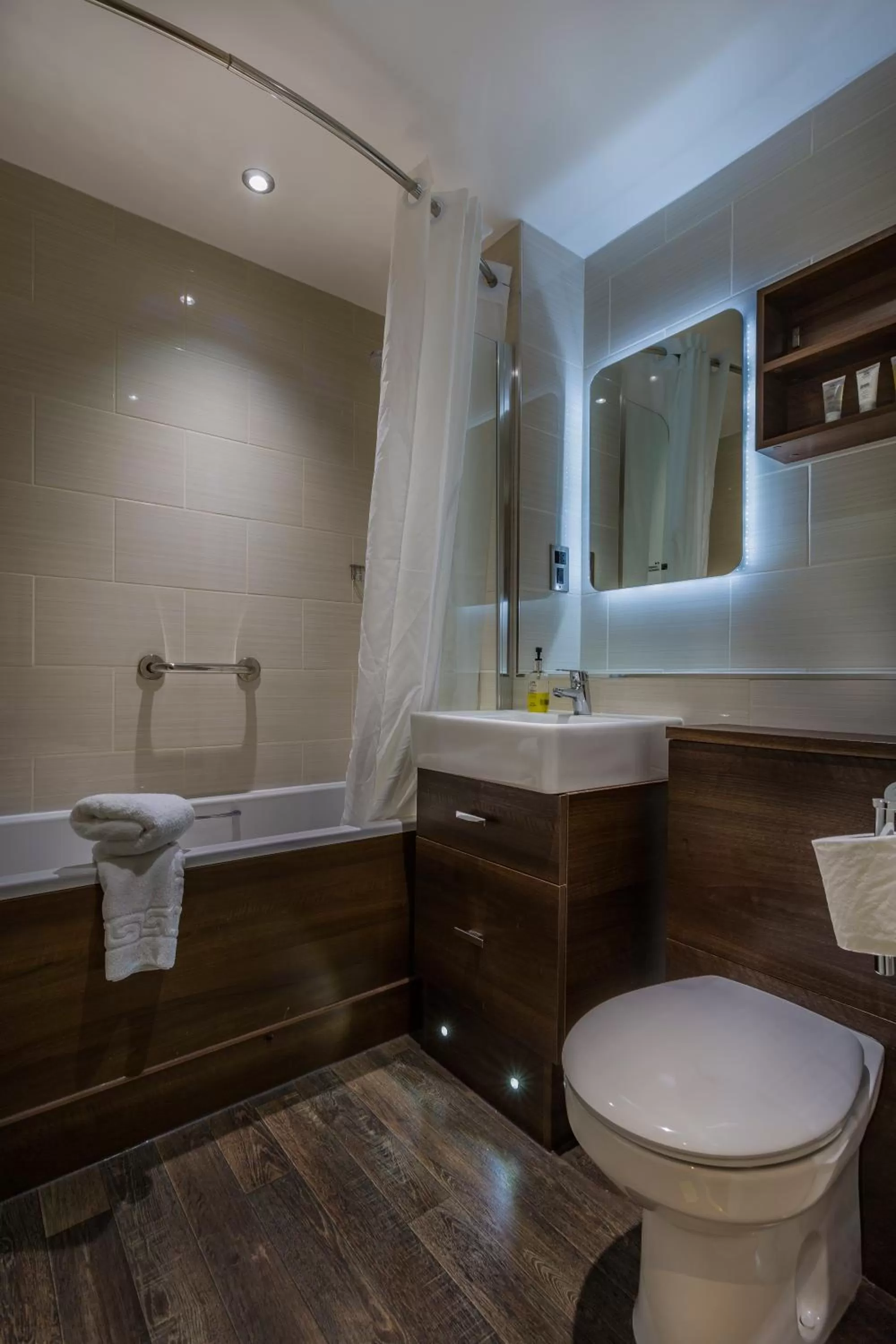 Bathroom in The Admiral Rodney Hotel, Horncastle, Lincolnshire - The Coaching Inn Group