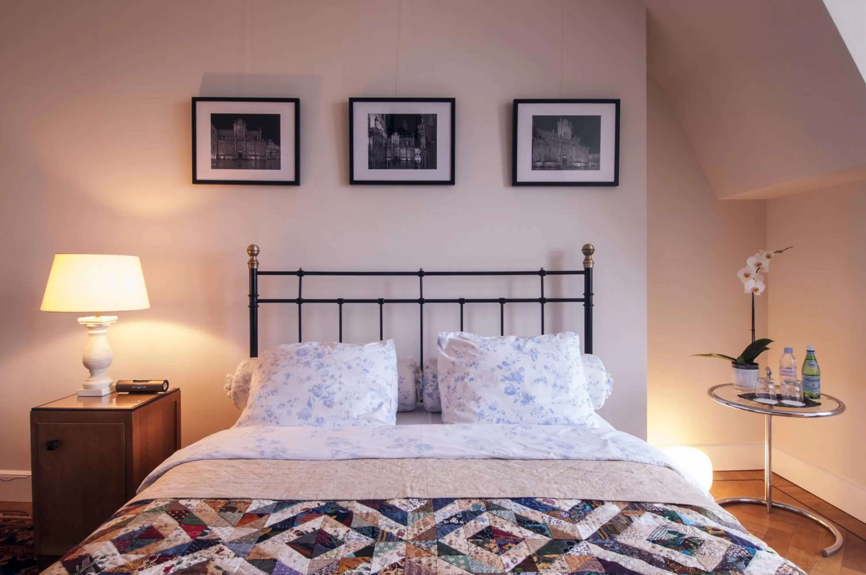 Bed in B&B De Schiedamse Suites