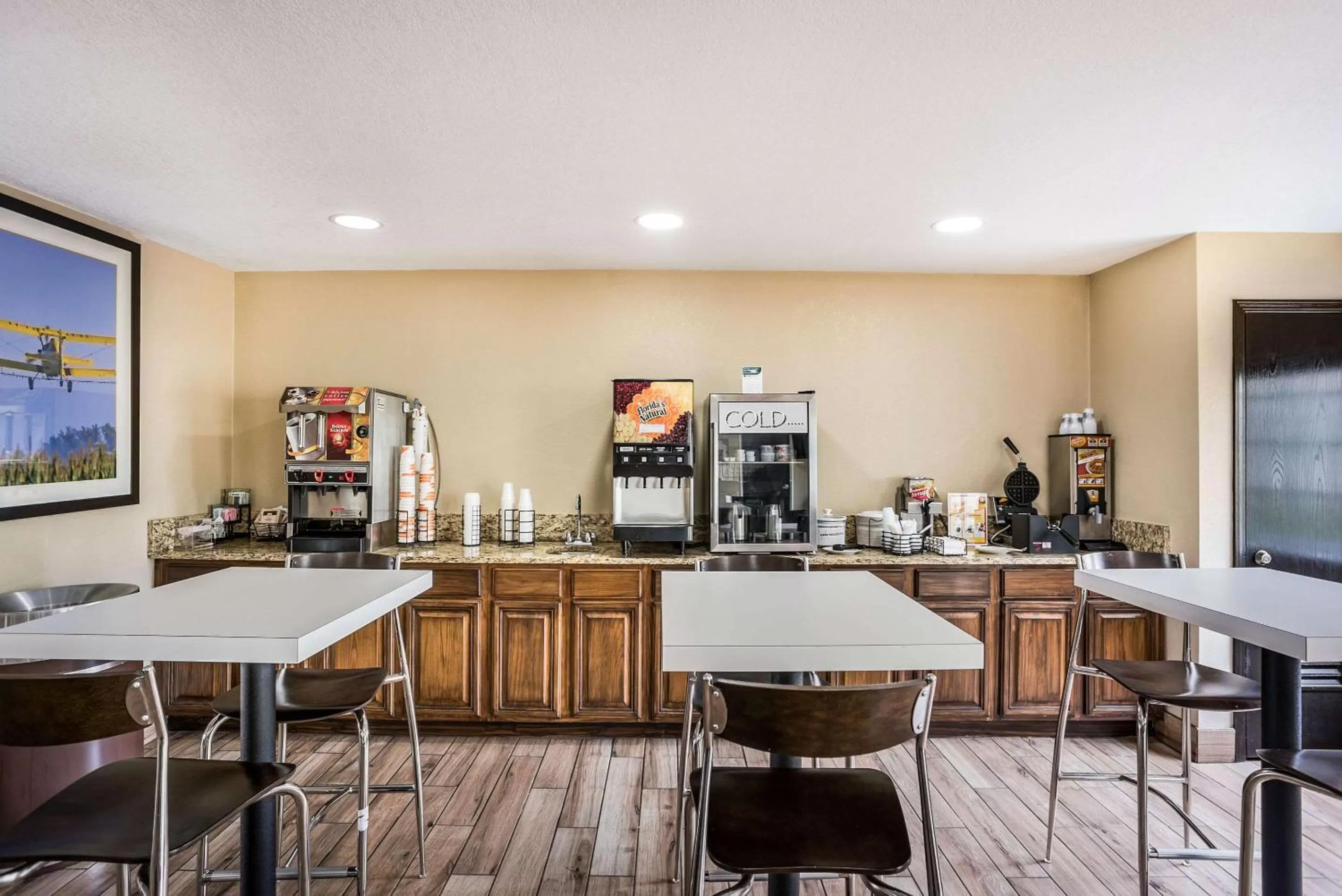 Restaurant/places to eat in MainStay Suites Cedar Rapids North - Marion