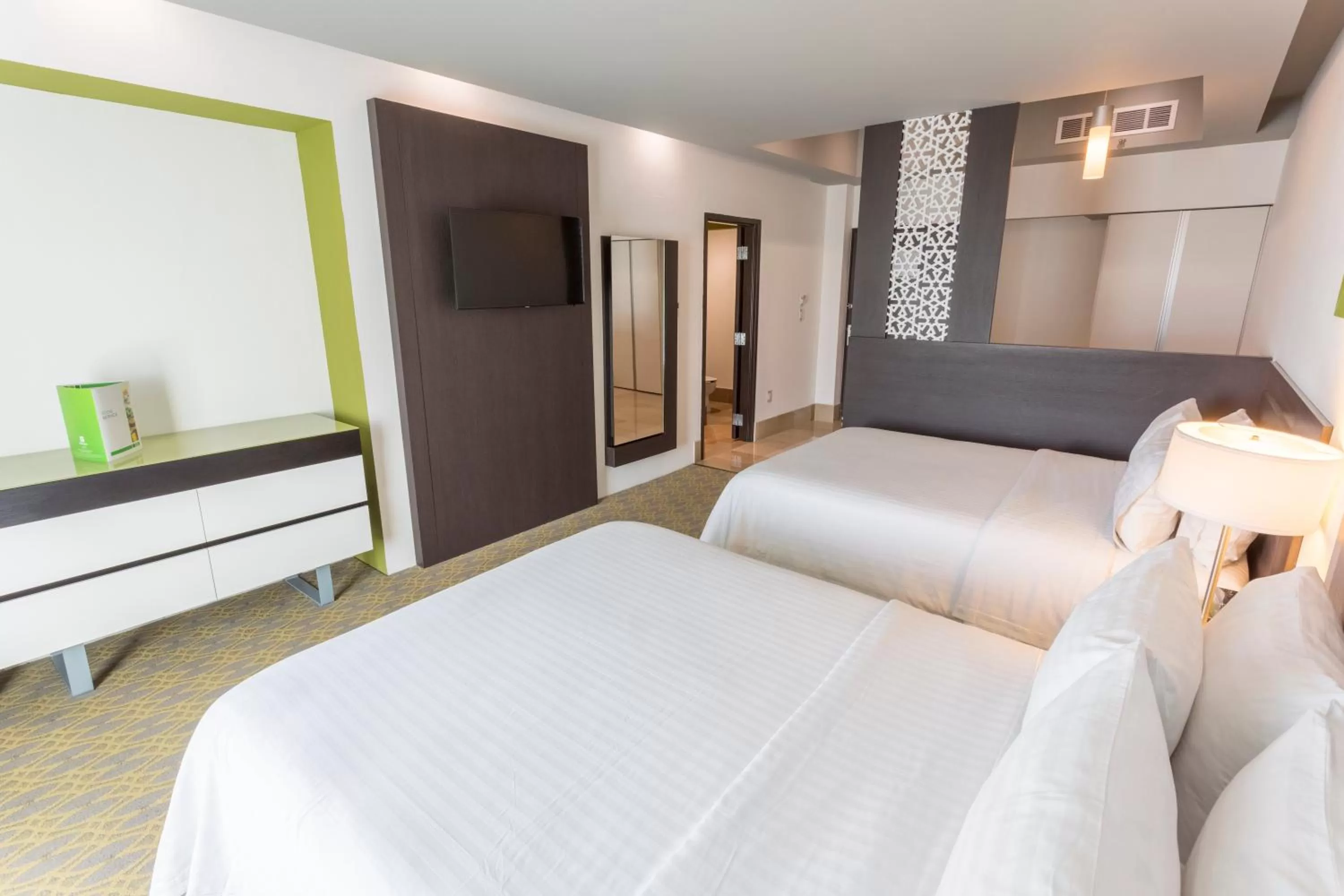 Photo of the whole room, Bed in Holiday Inn Queretaro Zona Krystal by IHG
