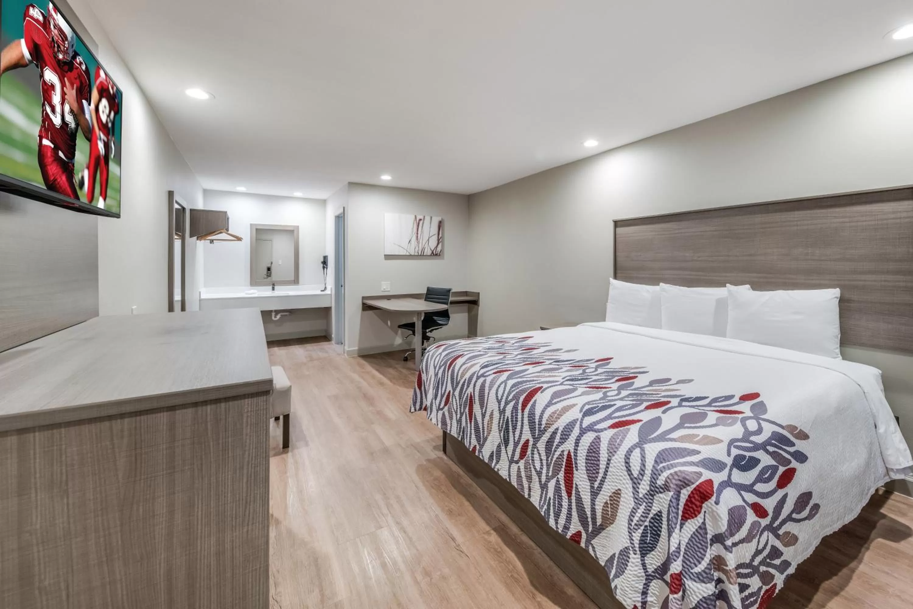 Photo of the whole room, Bed in Red Roof Inn Lewisville